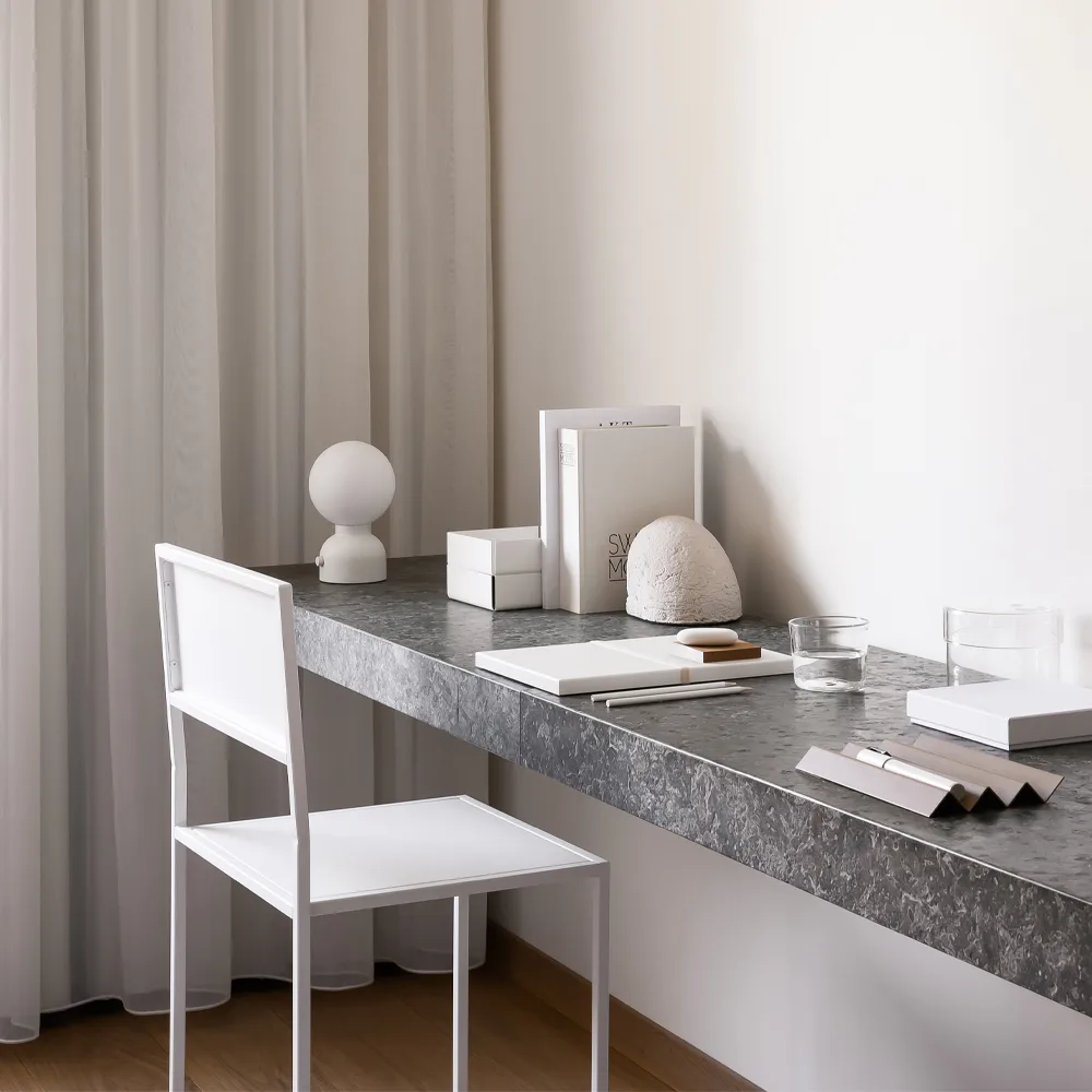 Pluggie Tischleuchte, Weiß, Opalglas Ateljé Lyktan