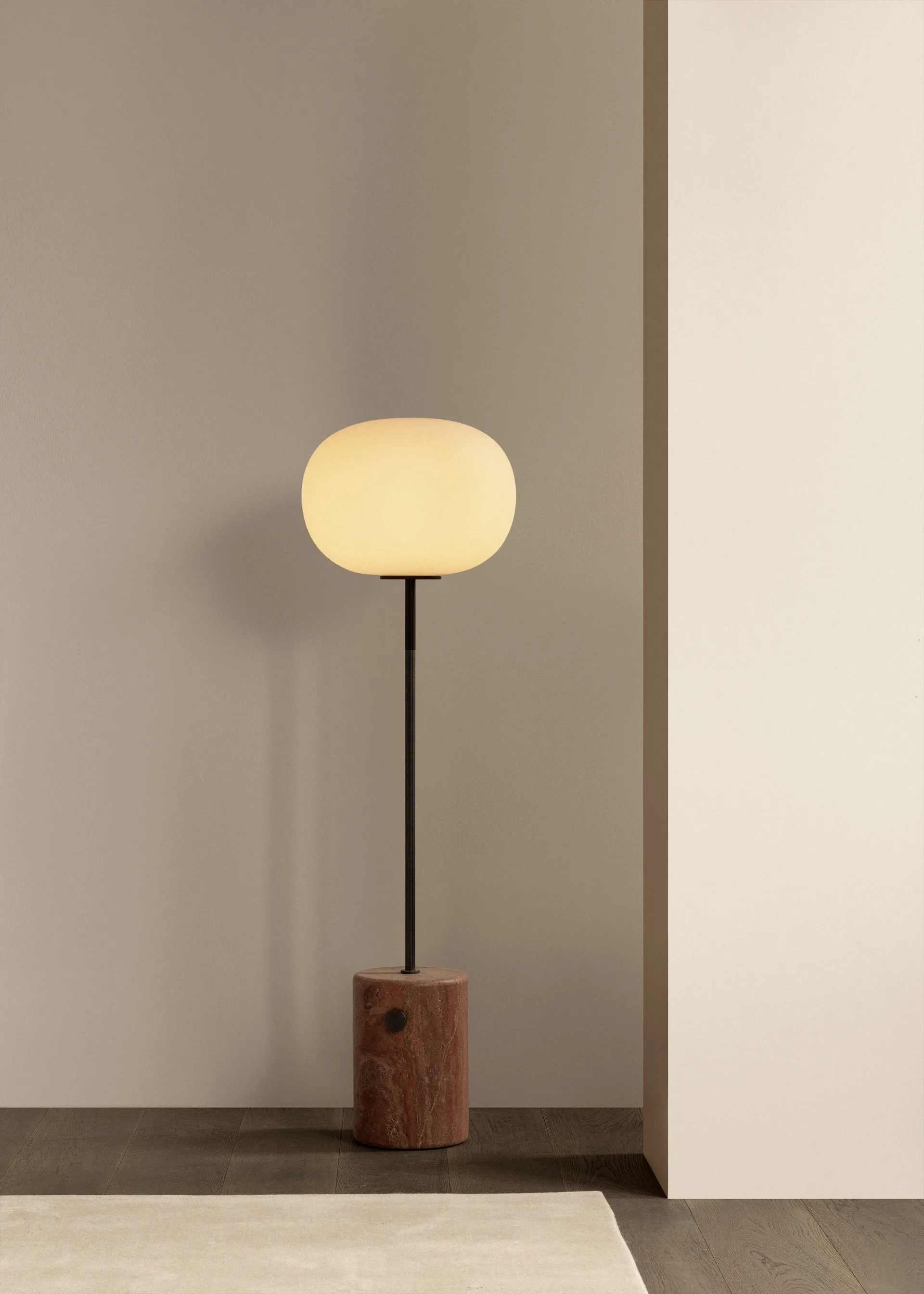 JWDA golvlampa, Red travertine Audo Copenhagen