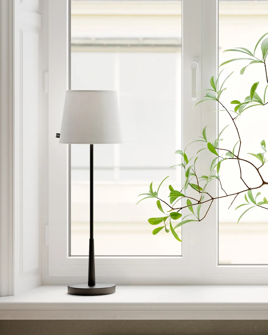 Lumi table lamp 68,5 cm, Matte black-white By Rydéns