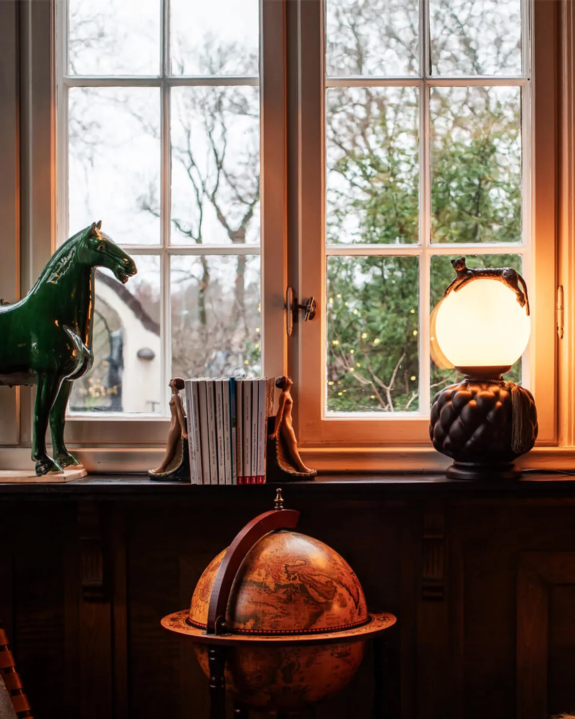 Viva La Diva table lamp 45 cm, Black-matte white By Rydéns