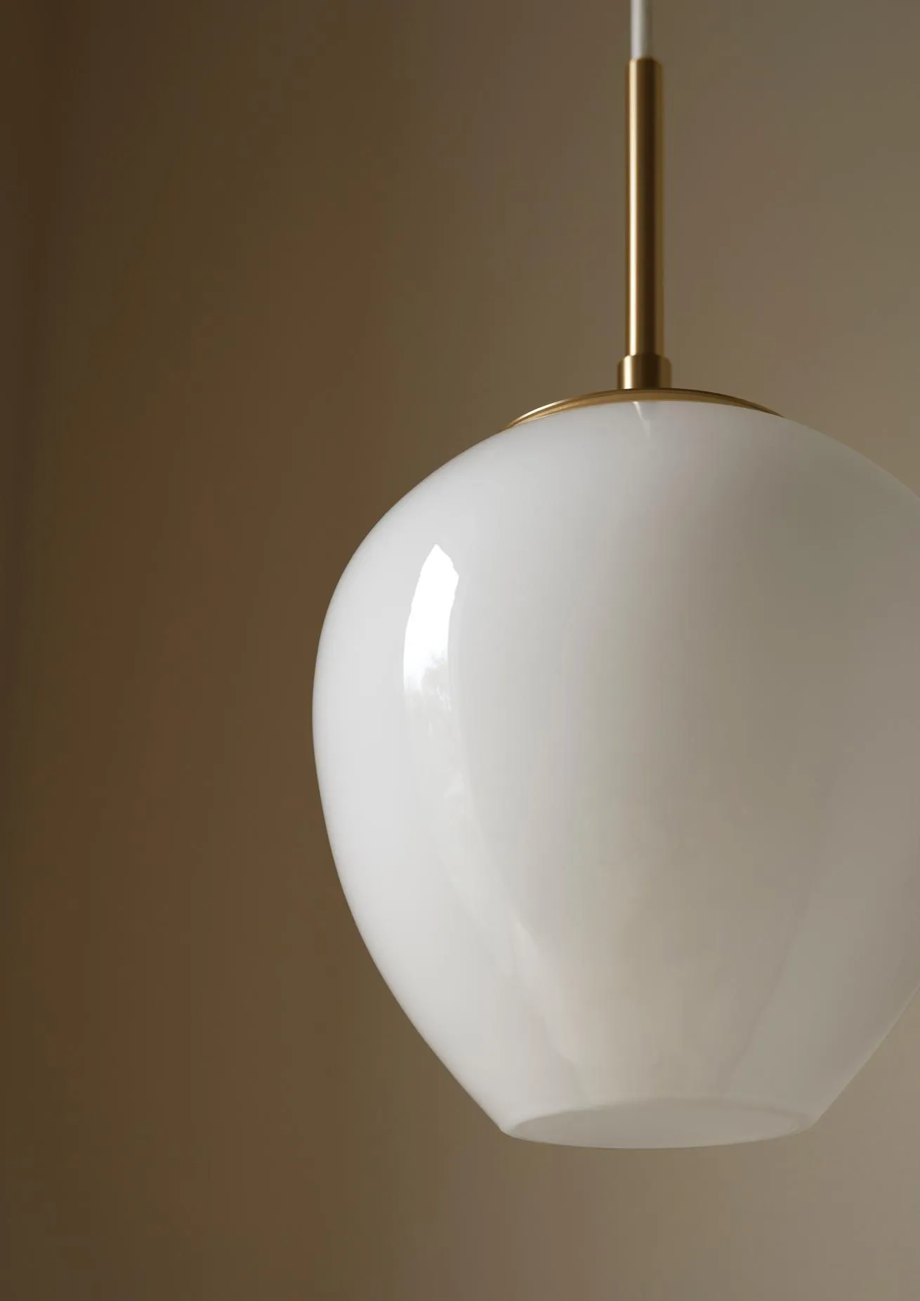MT221 Tulip lamp Ø17 cm, Opal glass-brass Carl Hansen & Søn