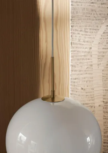 MT221 Tulip lamp Ø36 cm - Opal glass-brass - Carl Hansen & Søn