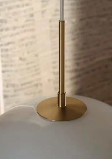 MT221 Tulip lamp Ø36 cm - Opal glass-brass - Carl Hansen & Søn