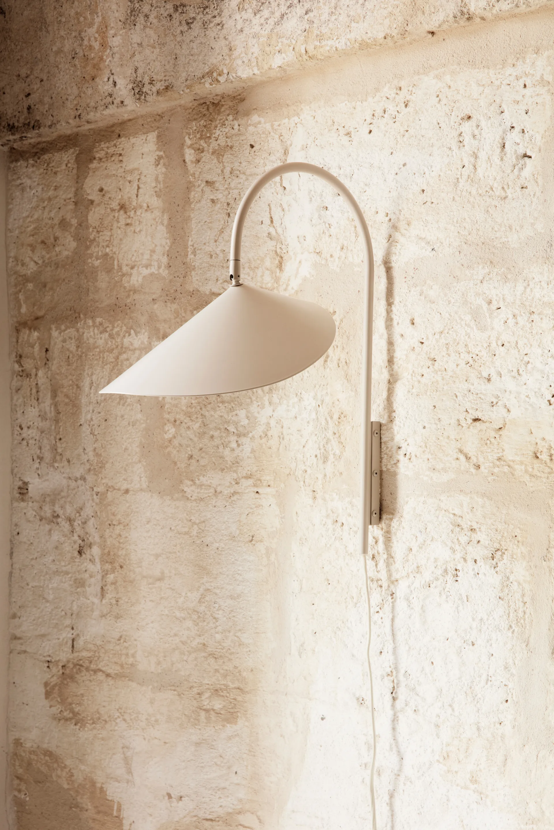 Arum swivel vägglampa, Cashmere Ferm Living