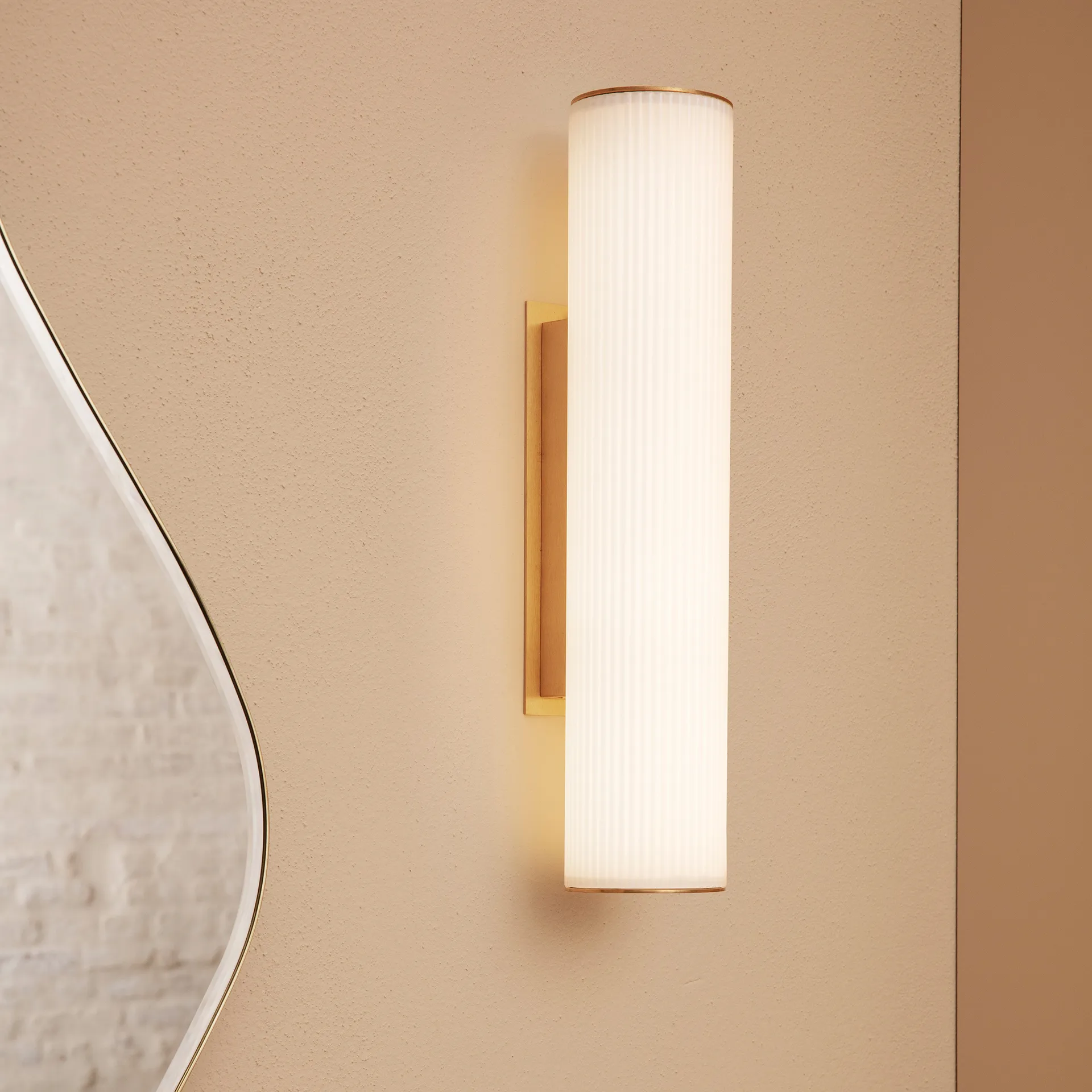 Vuelta Wandleuchte 40cm, Weiß-Messing Ferm Living