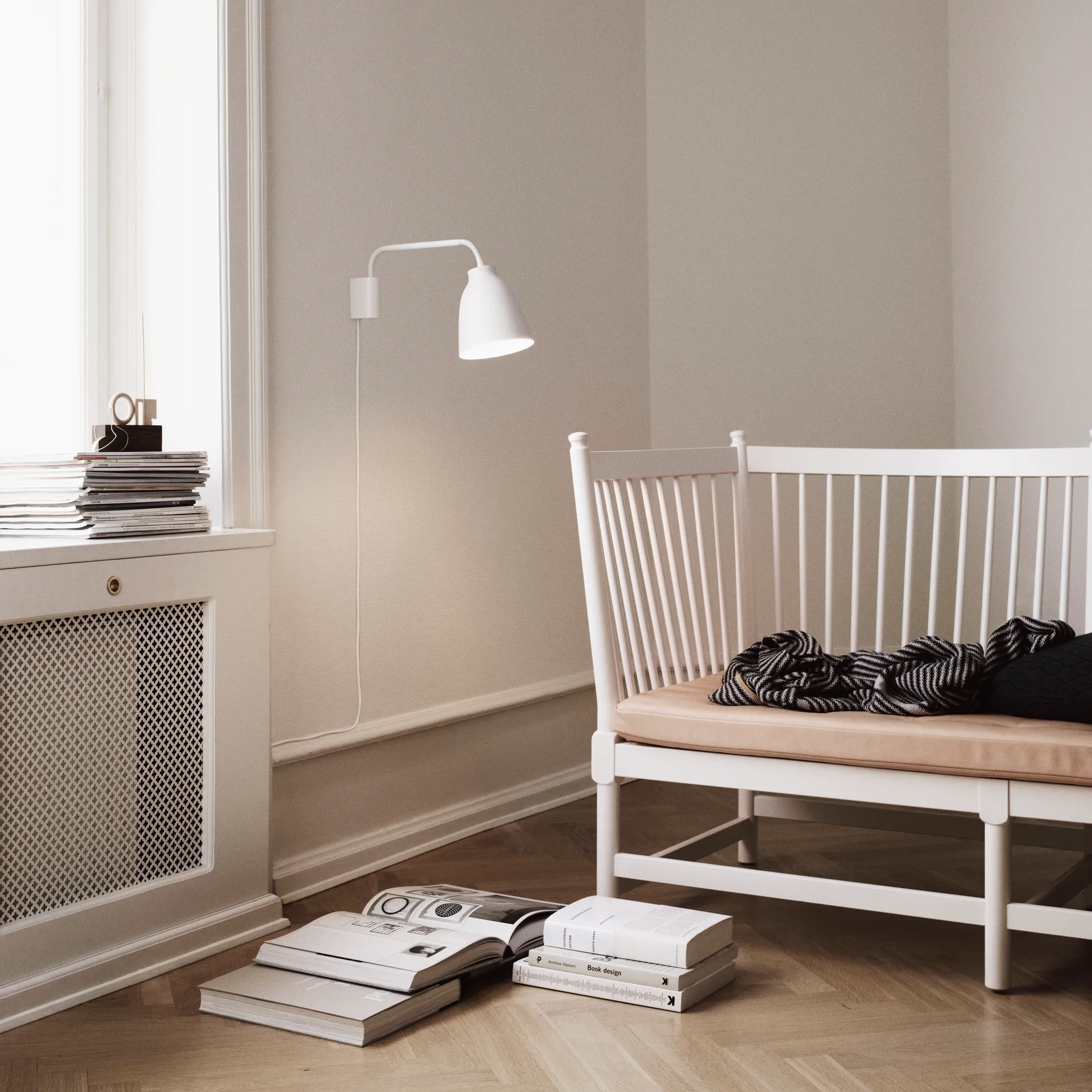 Caravaggio Read wall lamp, White Fritz Hansen