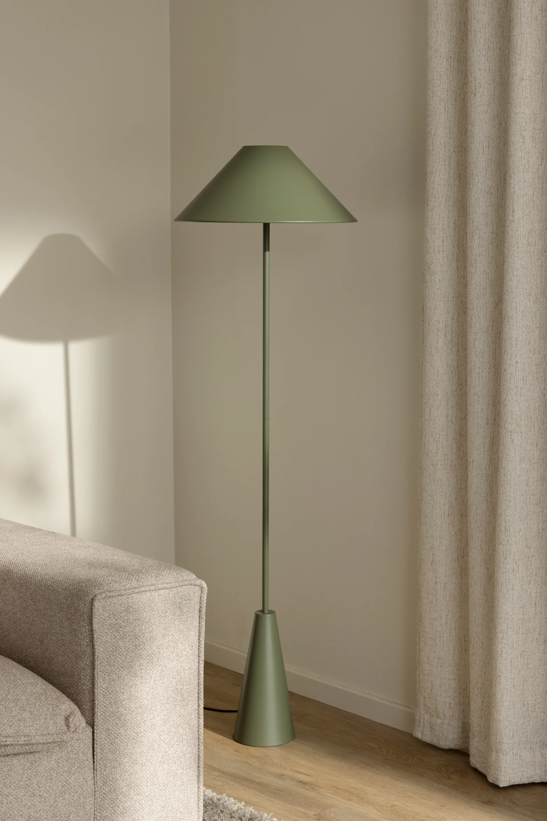 Cannes Stehleuchte 140 cm, Moosgrün Globen Lighting
