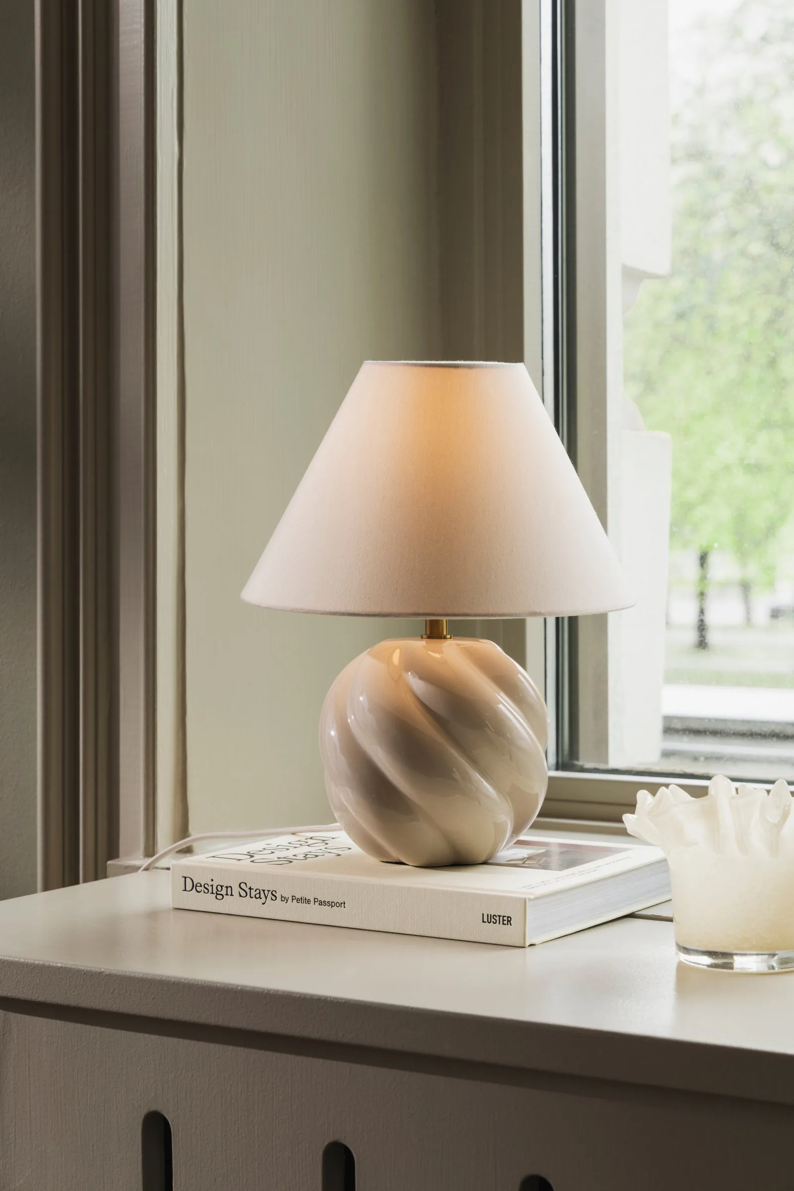 Dahlia table lamp, Beige Globen Lighting