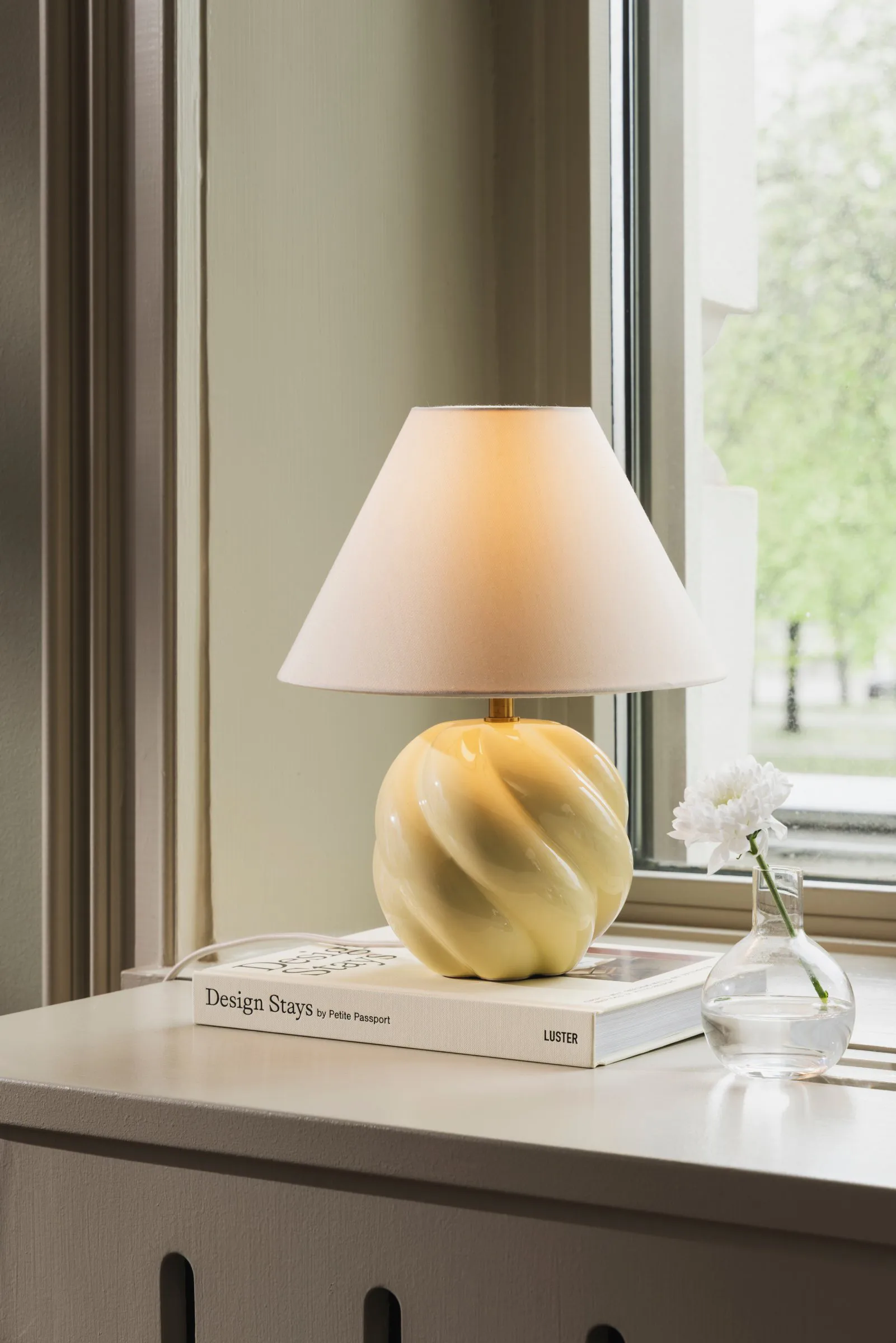 Dahlia table lamp, Butter yellow Globen Lighting