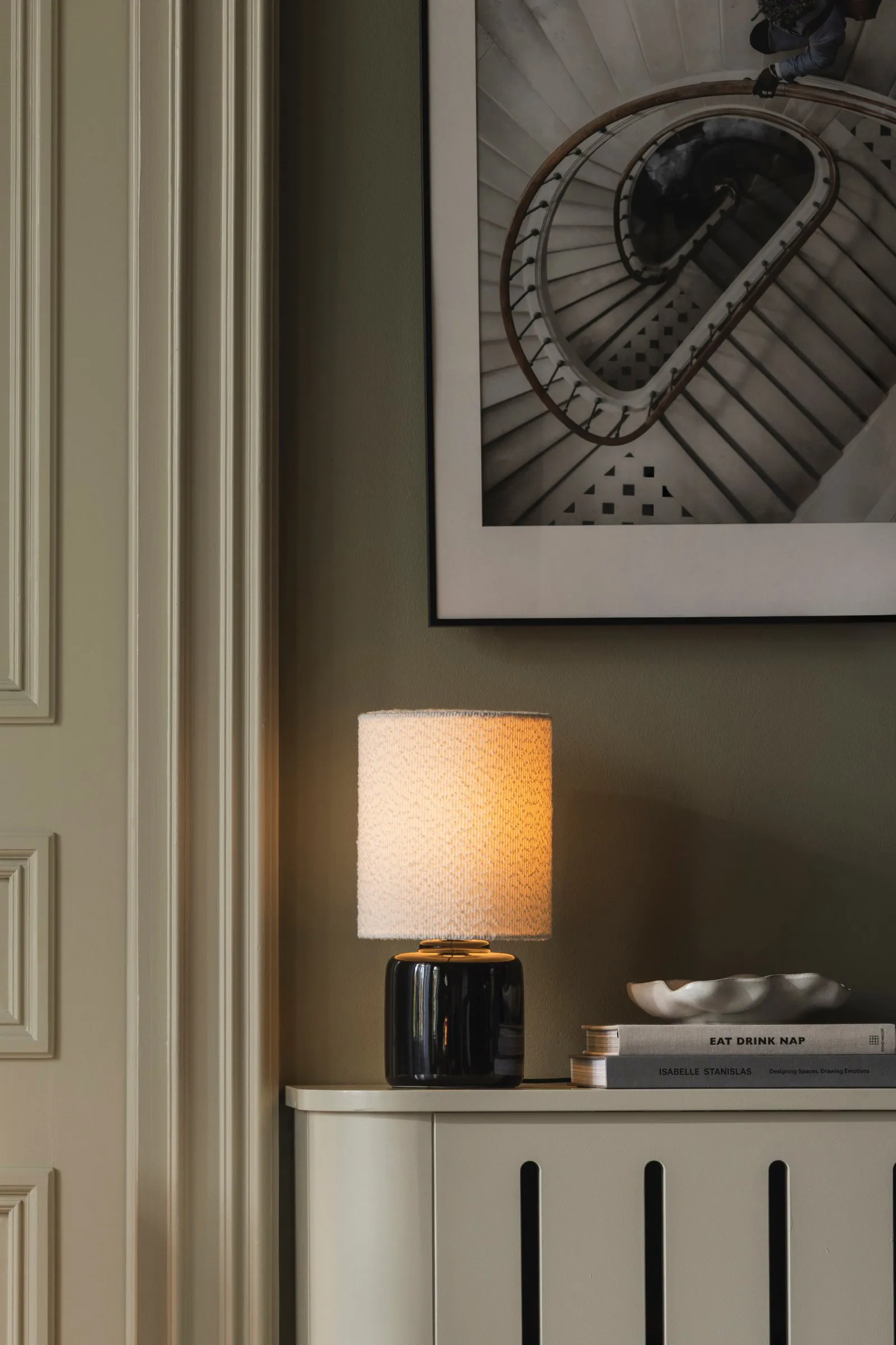 Florian table lamp, White bouclé/black, Ø20x39 cm Globen Lighting