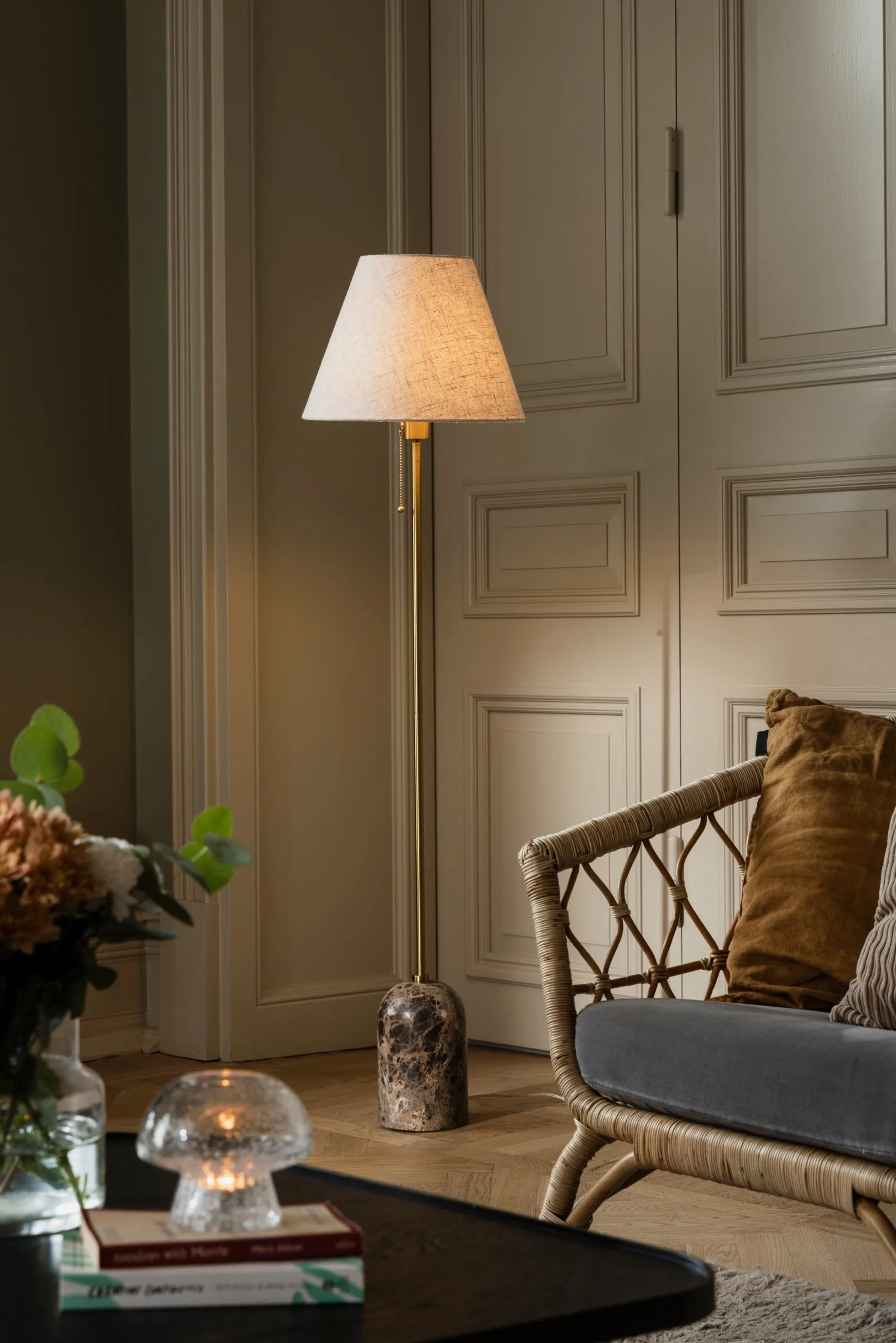 Gino golvlampa, Brun marmor Globen Lighting