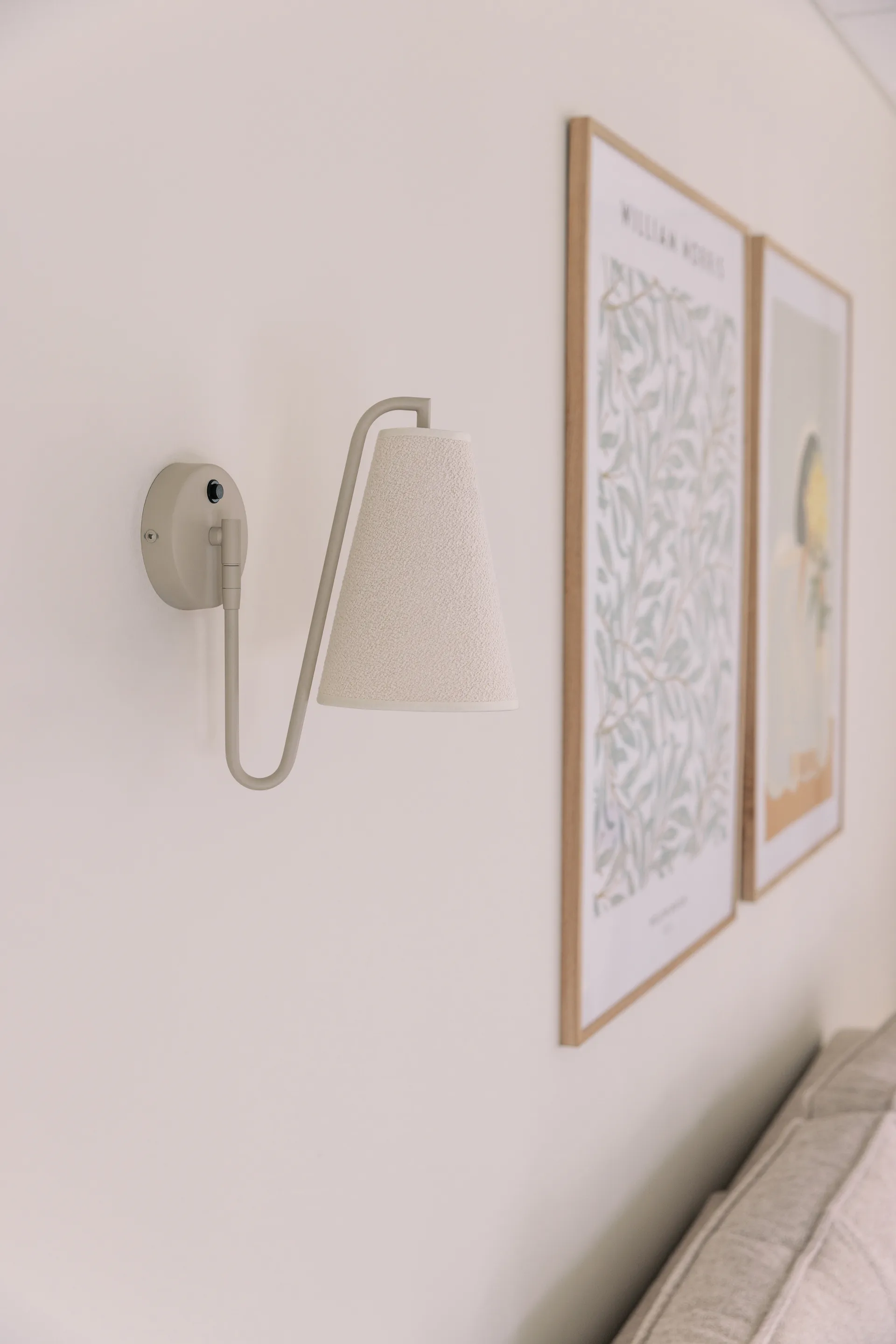 Lou Wandleuchte, Bouclé weiß-beige Globen Lighting