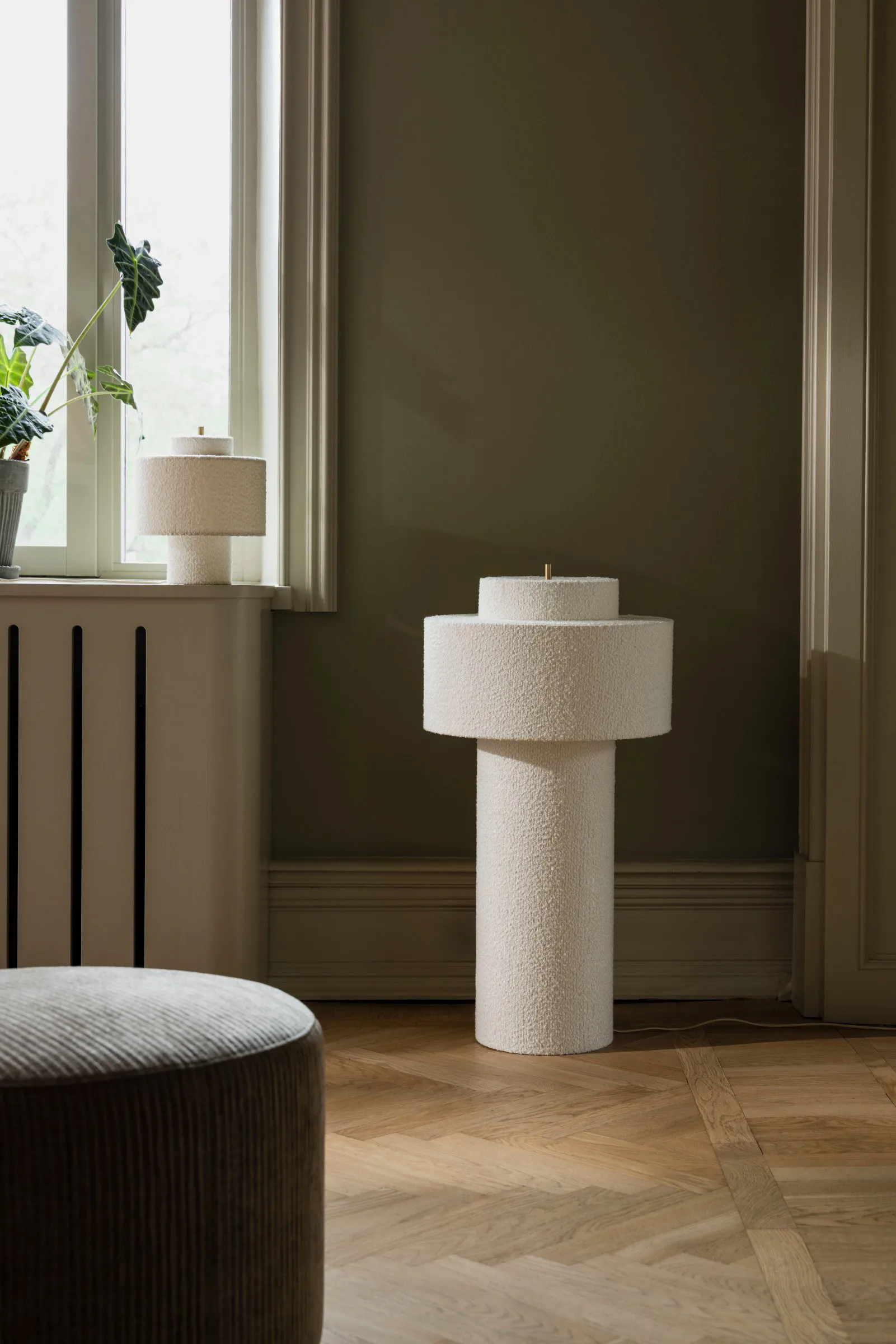 Noah table lamp, White bouclé, Ø25x30.5 cm Globen Lighting
