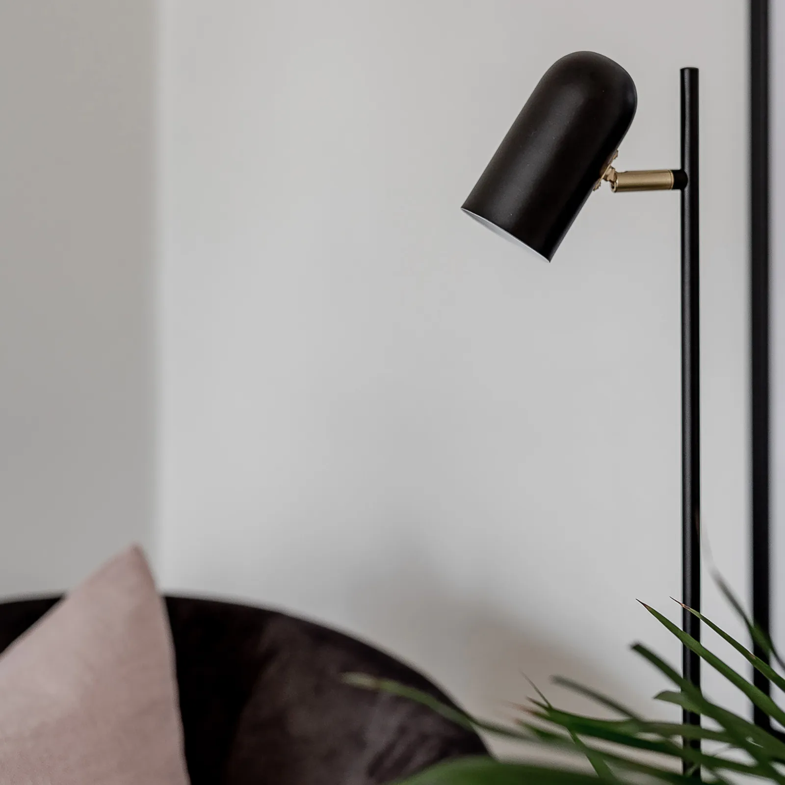 Swan floor lamp, Black Globen Lighting