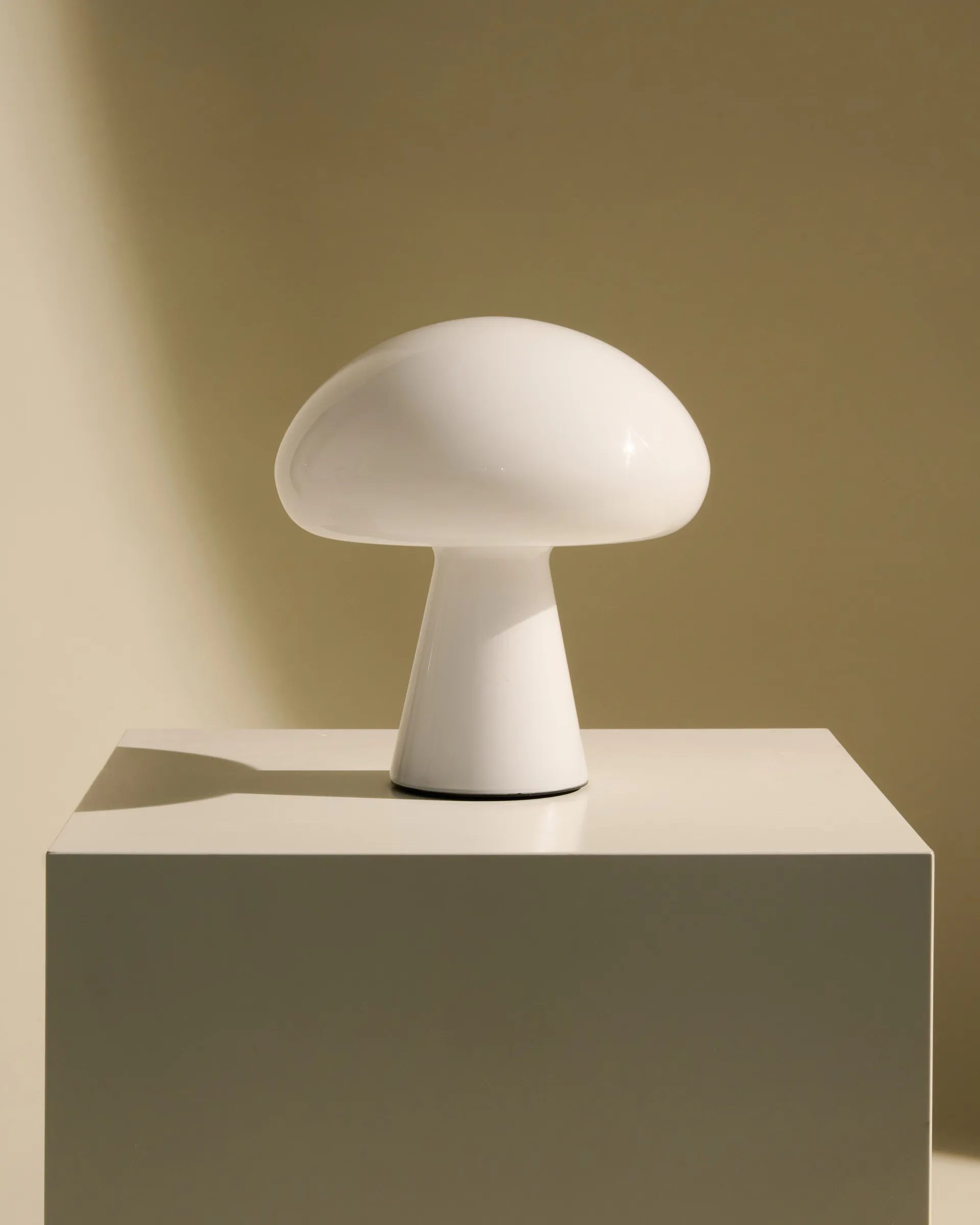Obello table lamp, Pearl white GUBI