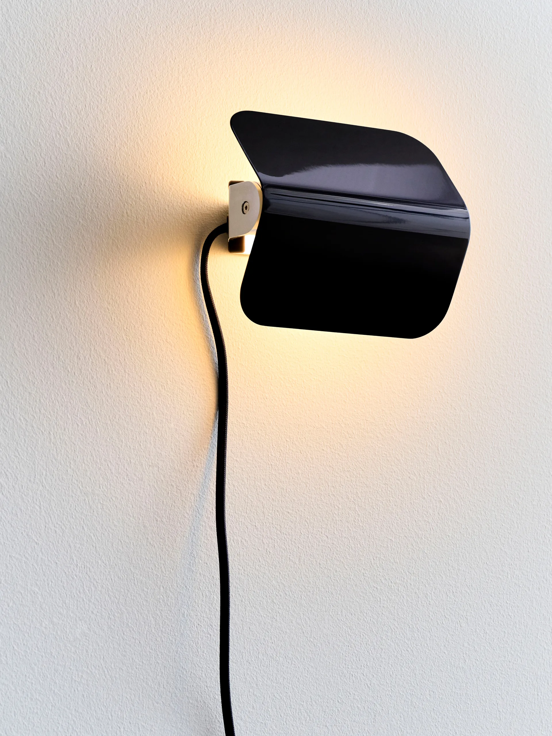 Apex vägglampa, Iron black HAY