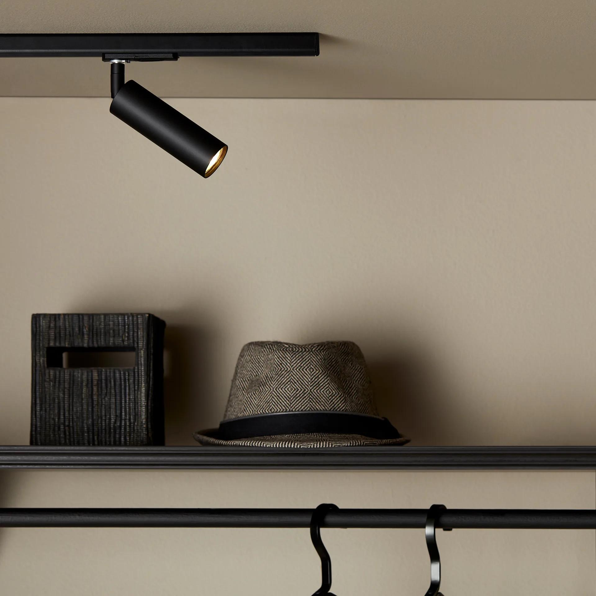 Pipeline Spotlight Global 1-phasig, Mattschwarz Herstal