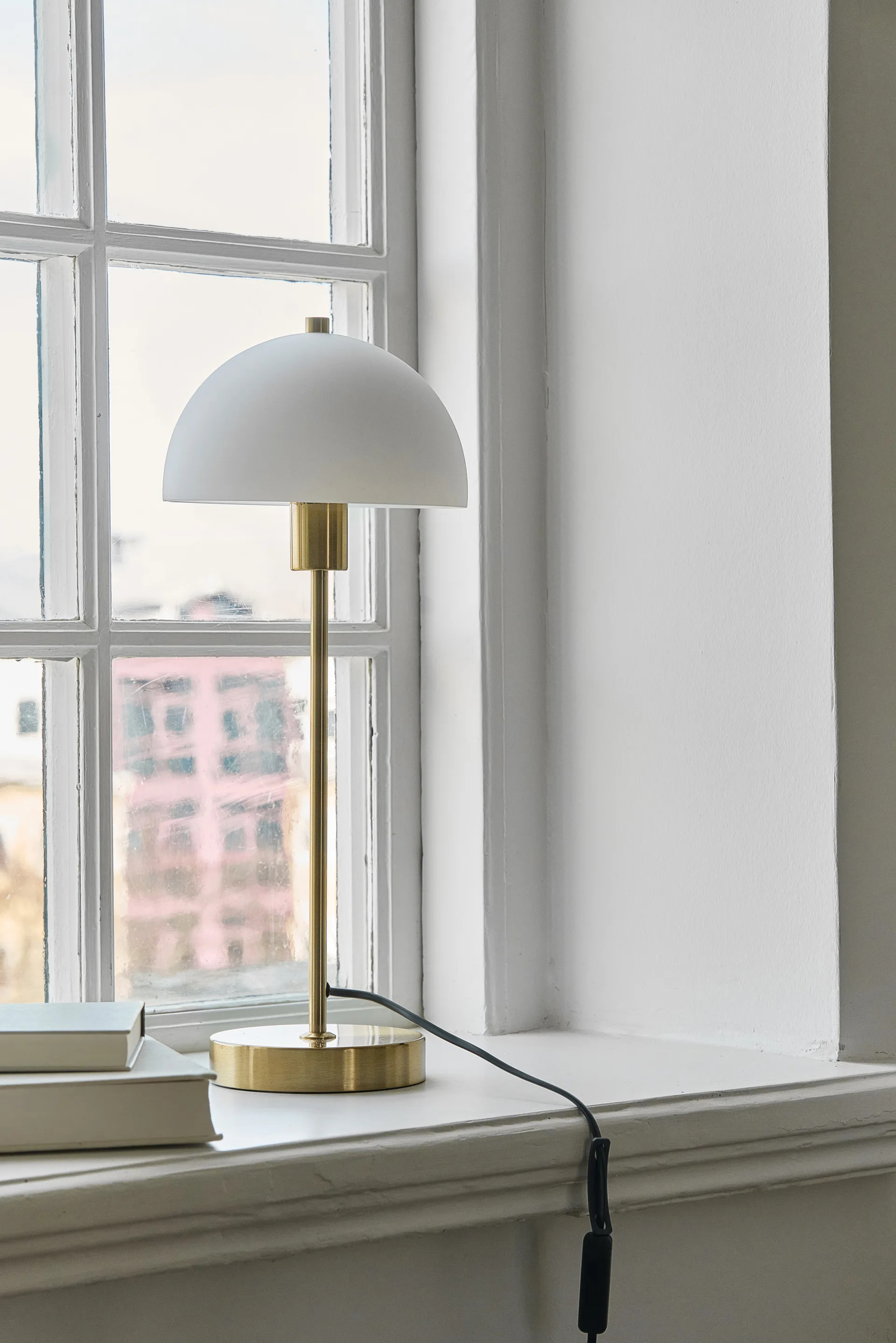 Vienda bordslampa, mässing-vit Herstal