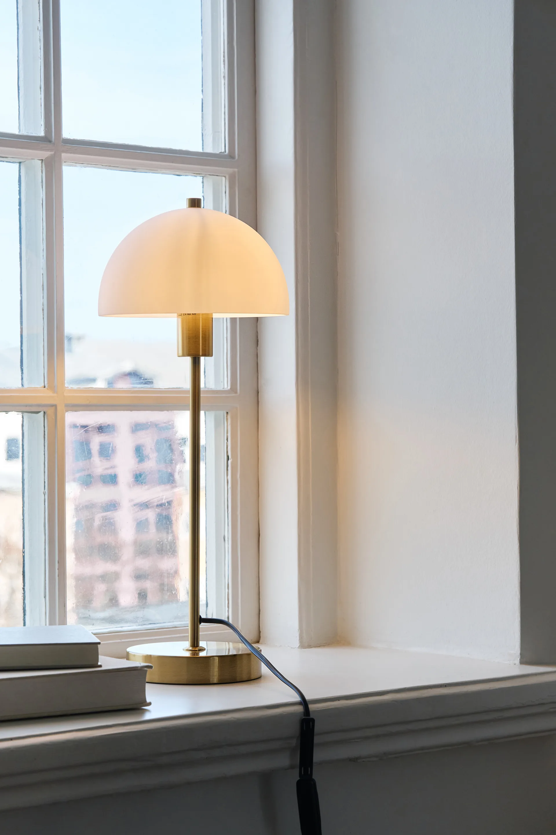 Vienda bordslampa, mässing-vit Herstal