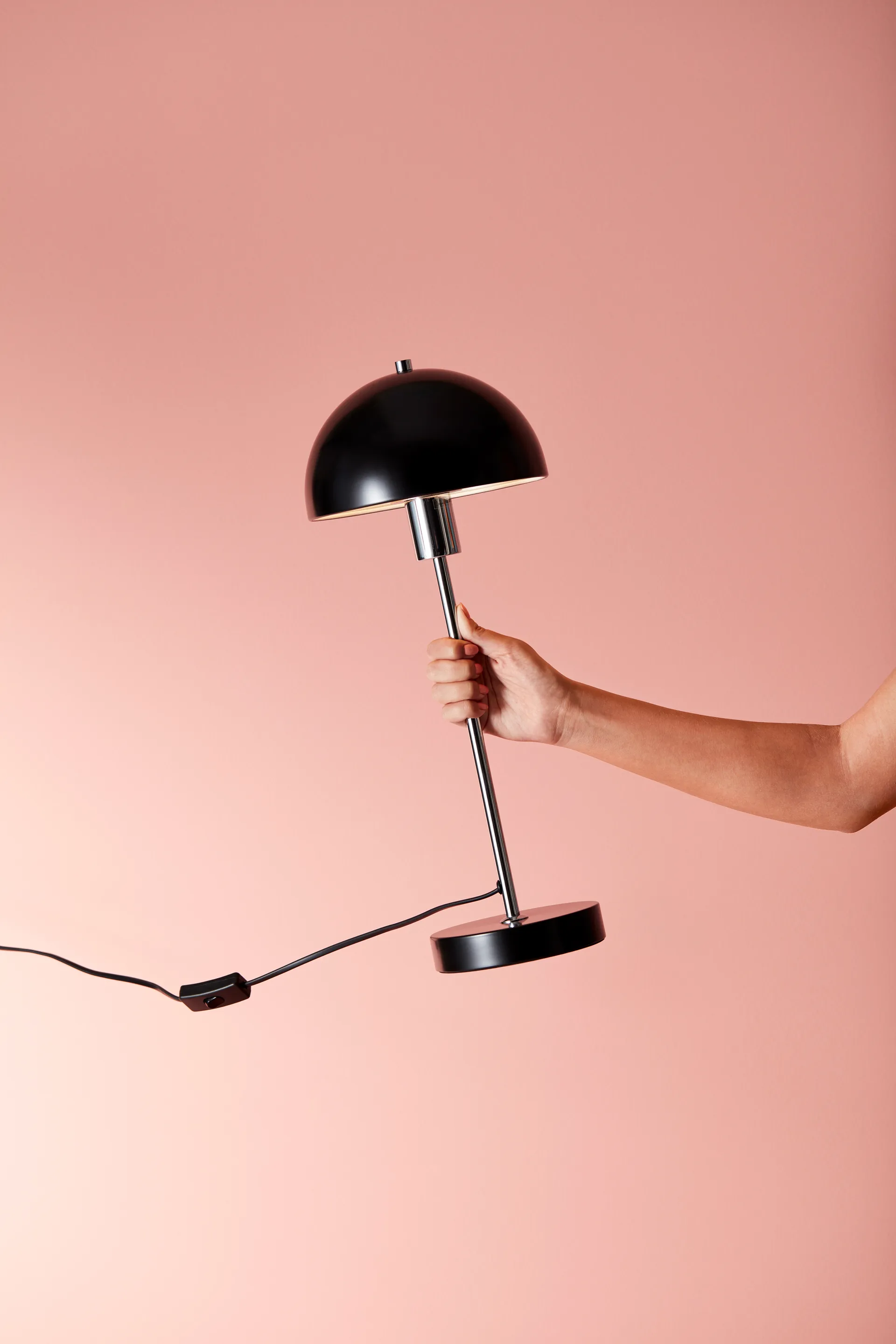 Vienda bordslampa, svart Herstal