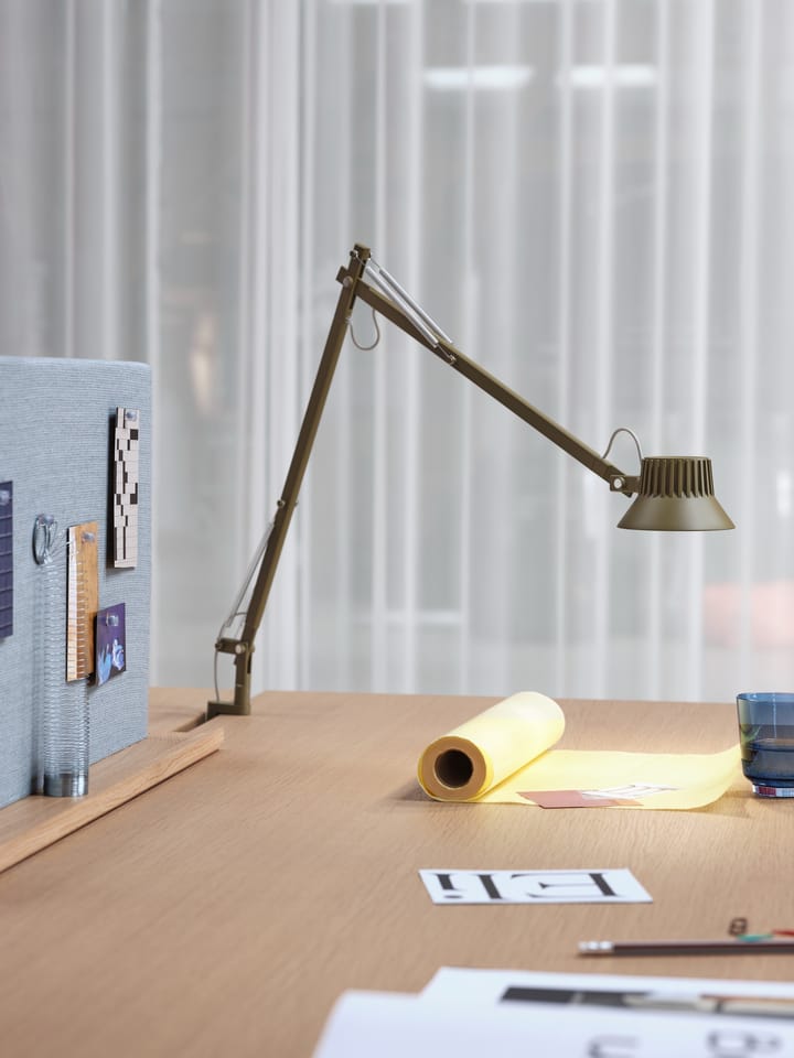 Dedicate L2 Tischlampe mit Klemme, Brown Green Muuto