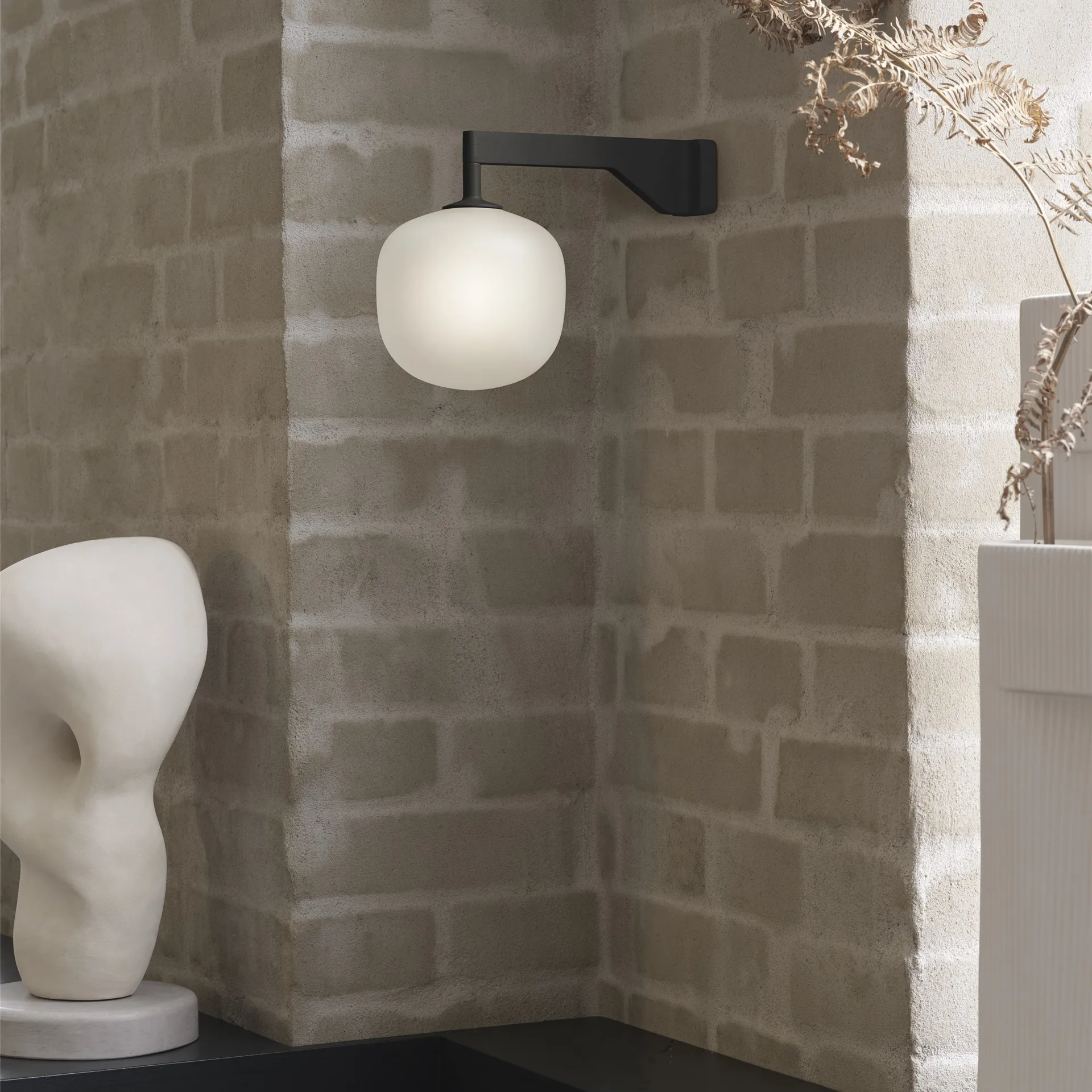 Rime vägglampa, Svart Muuto
