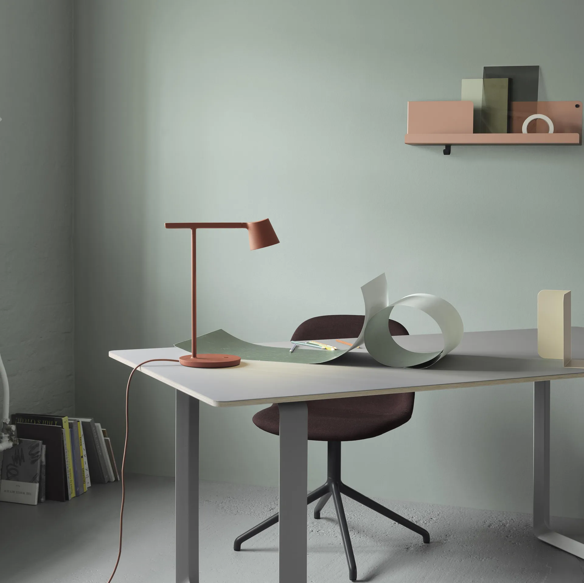 Tip table lamp, copper brown Muuto