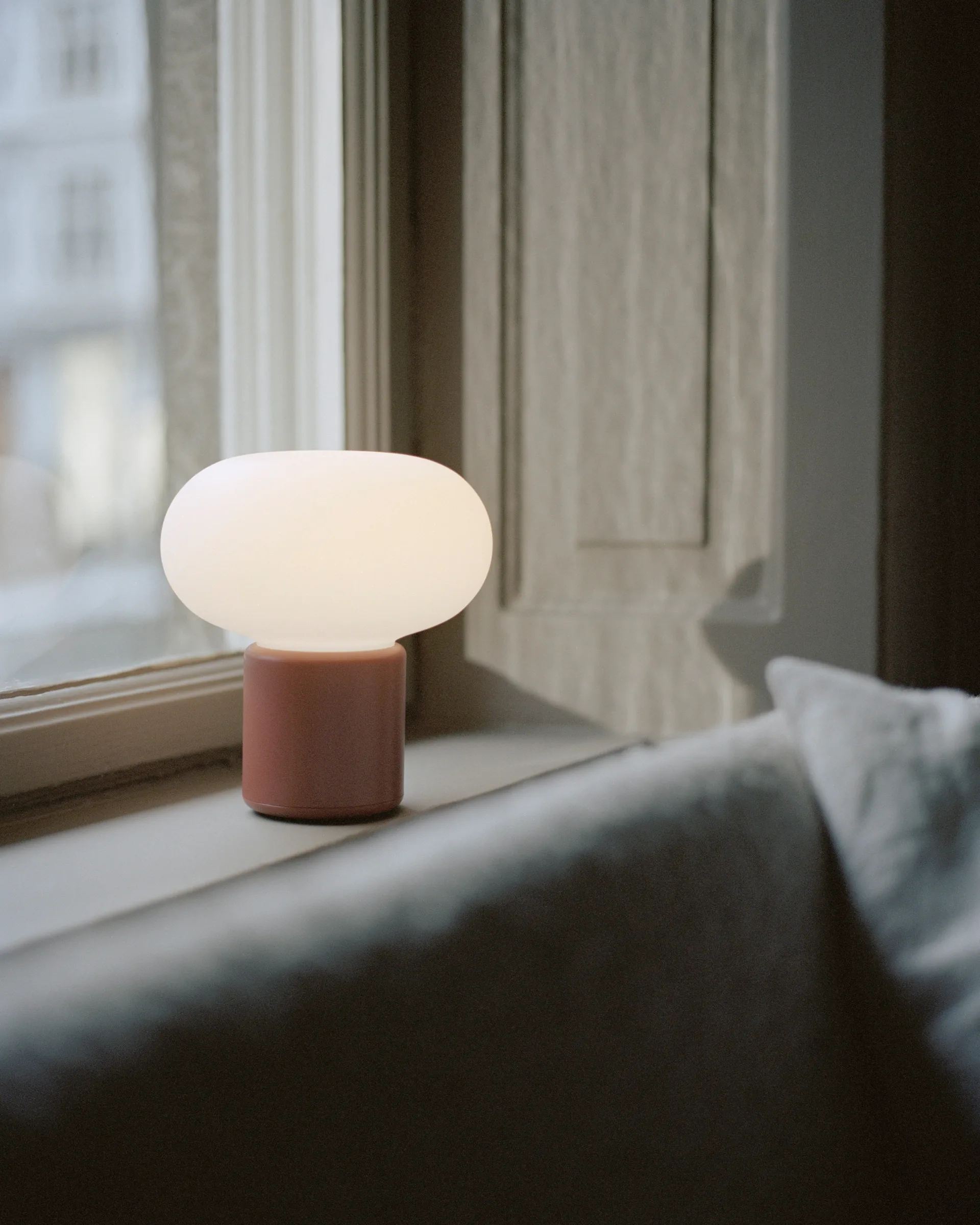 Karl-Johan table lamp portable, Earth red New Works