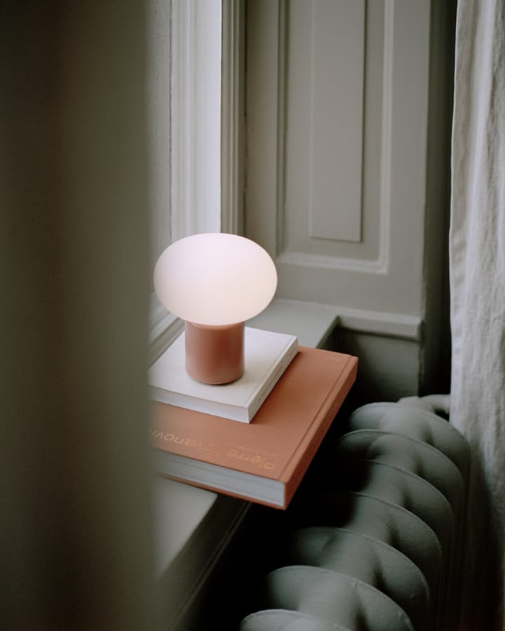 Karl-Johan Tischleuchte tragbar, Earth red New Works