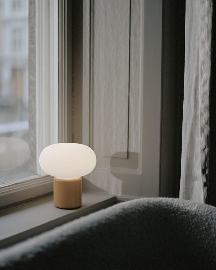 Karl-Johan Tischleuchte tragbar, Ochre yellow New Works