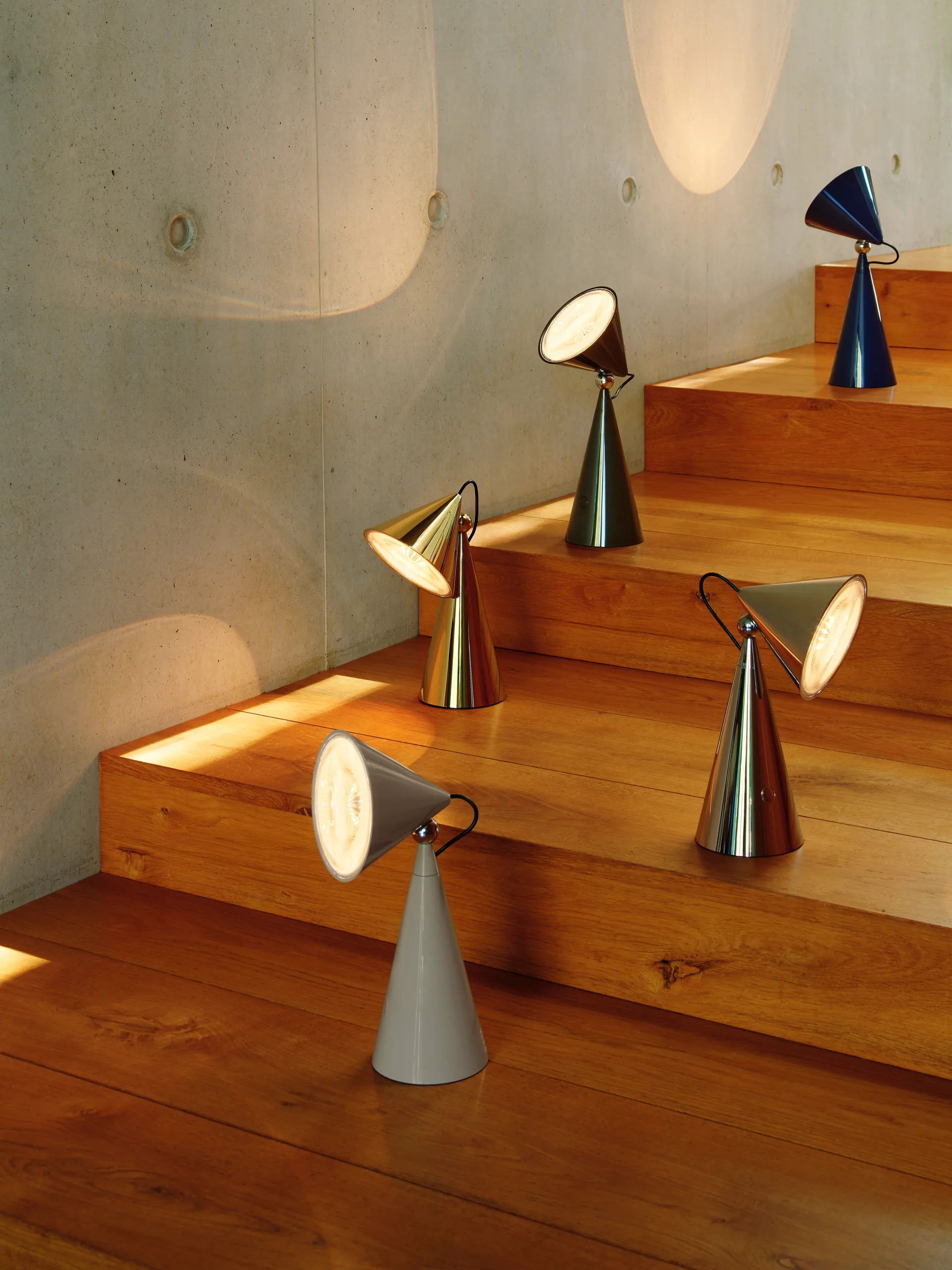 Pose Portabel LED bordslampa, Gold Tom Dixon