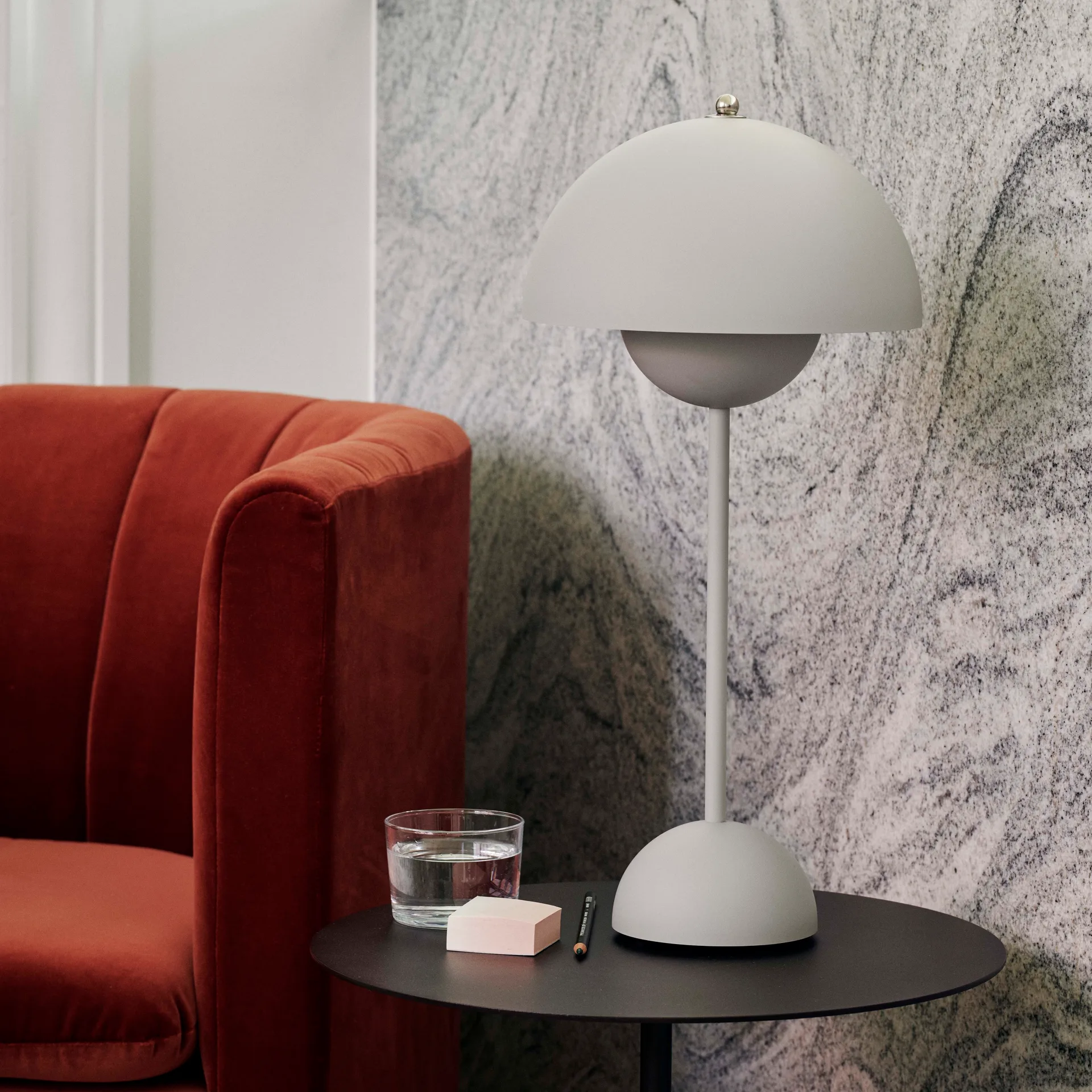 FlowerPot VP3 table lamp, matte light grey &Tradition