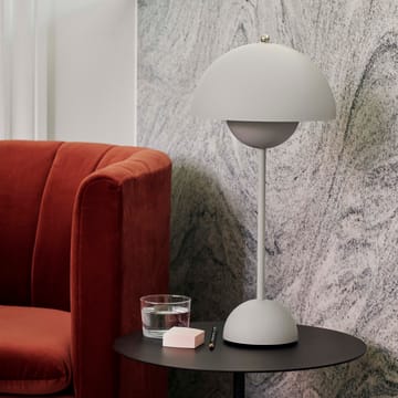 FlowerPot VP3 table lamp - matte light grey - &Tradition