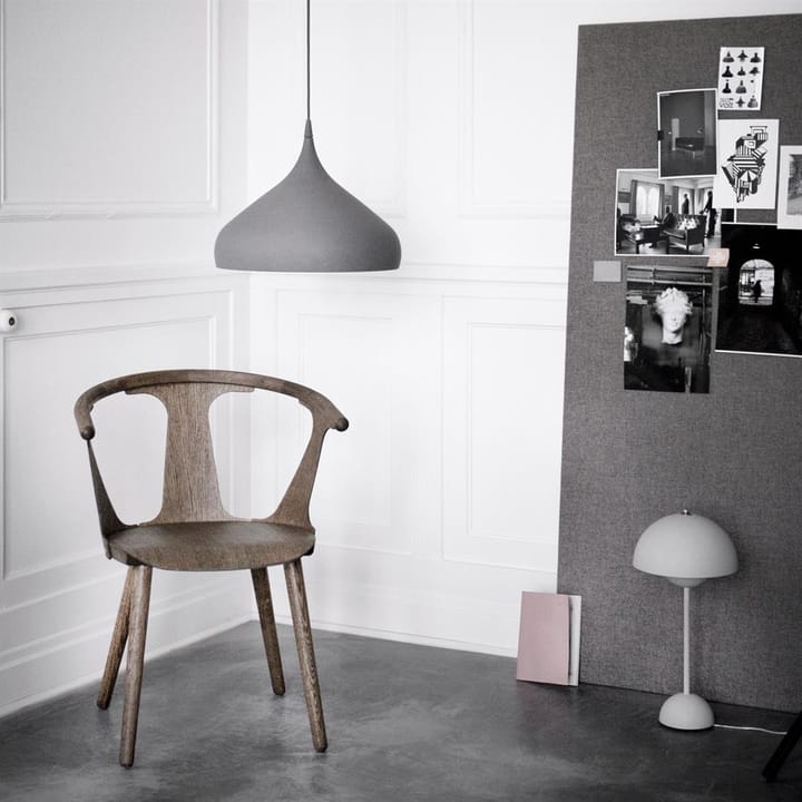 FlowerPot VP3 table lamp, matte light grey &Tradition