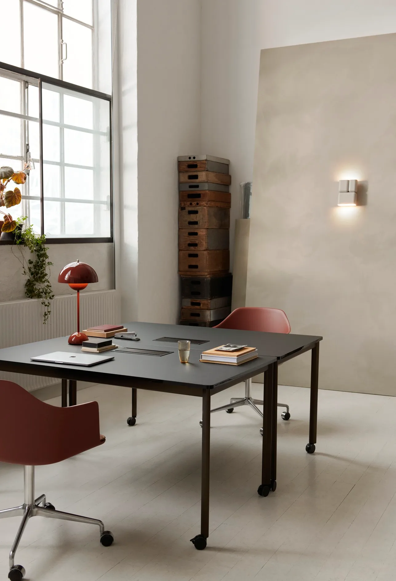 FlowerPot VP3 table lamp, Vermilion red &Tradition