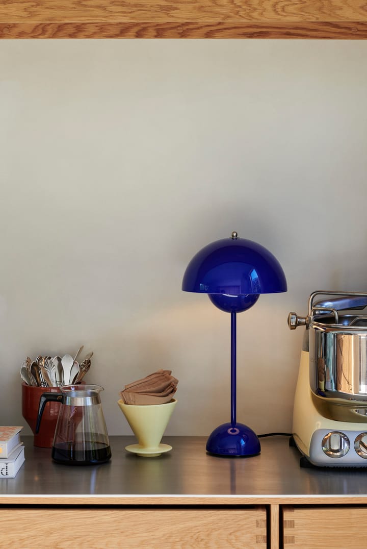FlowerPot VP3 Tischleuchte, Cobalt blue &Tradition