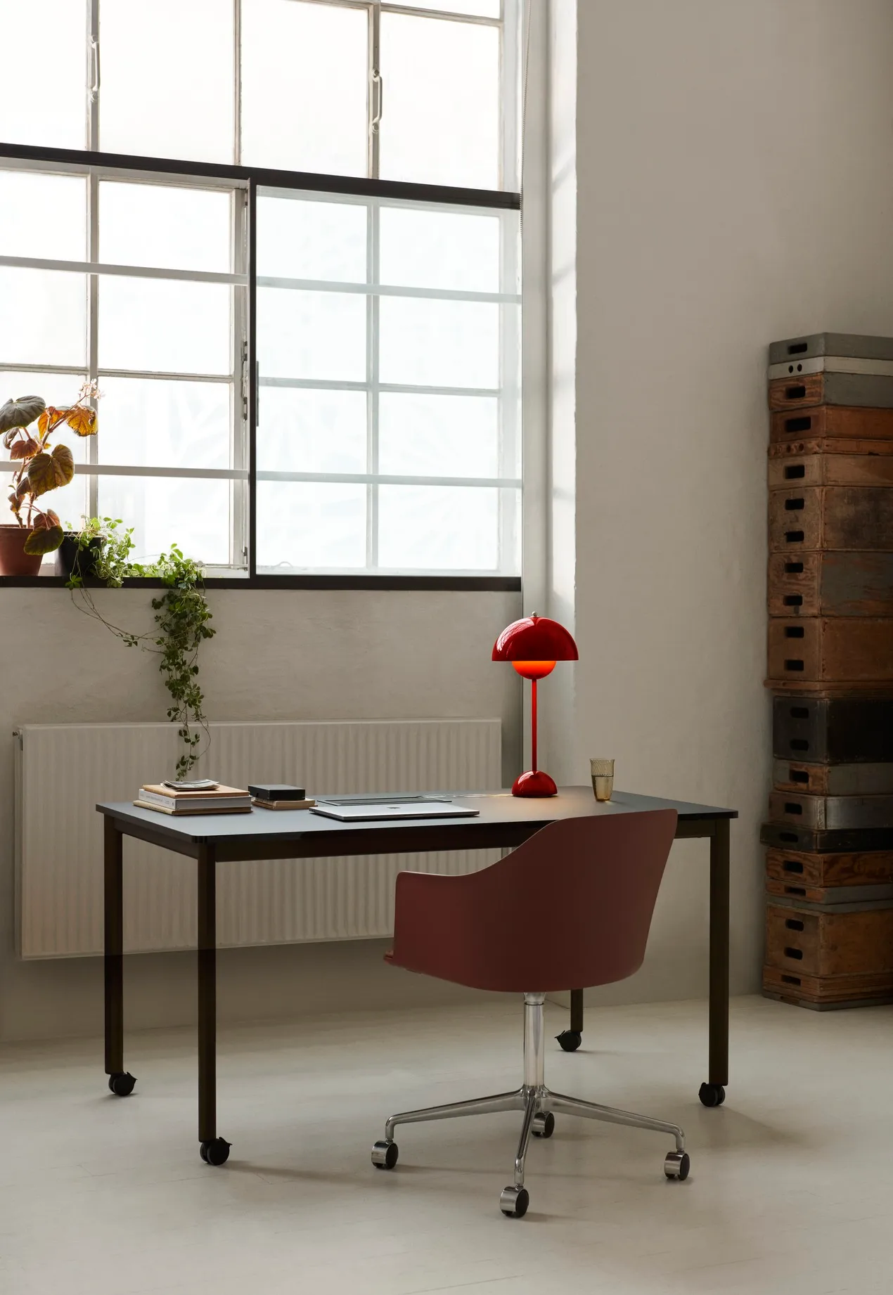 FlowerPot VP3 Tischleuchte, Vermilion red &Tradition