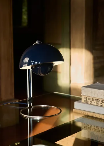 Flowerpot VP4 bordslampa - Steel blue - &Tradition