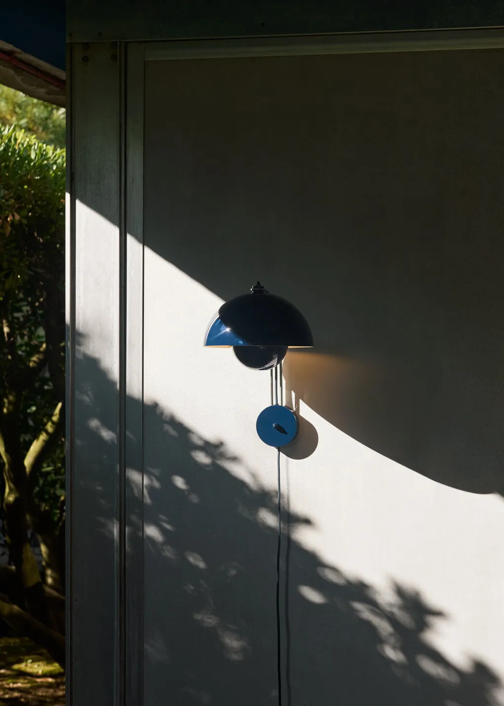 Flowerpot VP8 wall lamp, Steel blue &Tradition