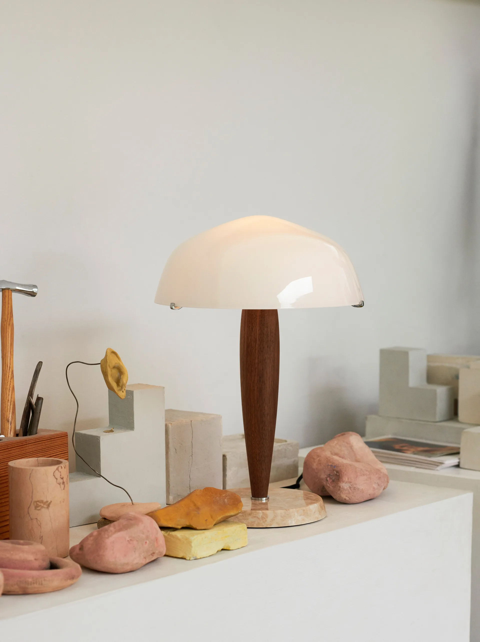 Herman SHY3 bordslampa, walnut & cream marble, textilsladd &Tradition