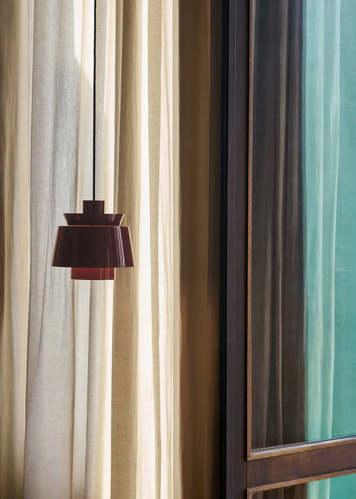 Utzon JU1 lampa, Dark burgundy, Ø22 cm &Tradition