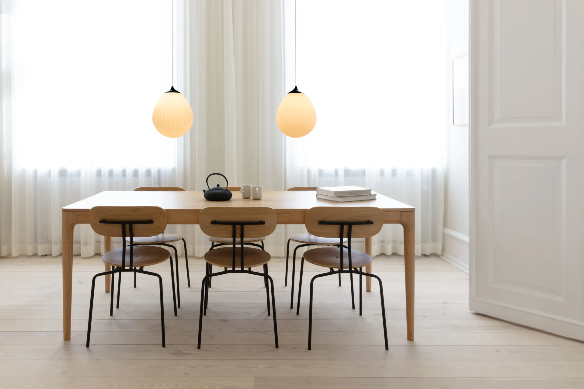 Around The World pendant medium, Black Umage