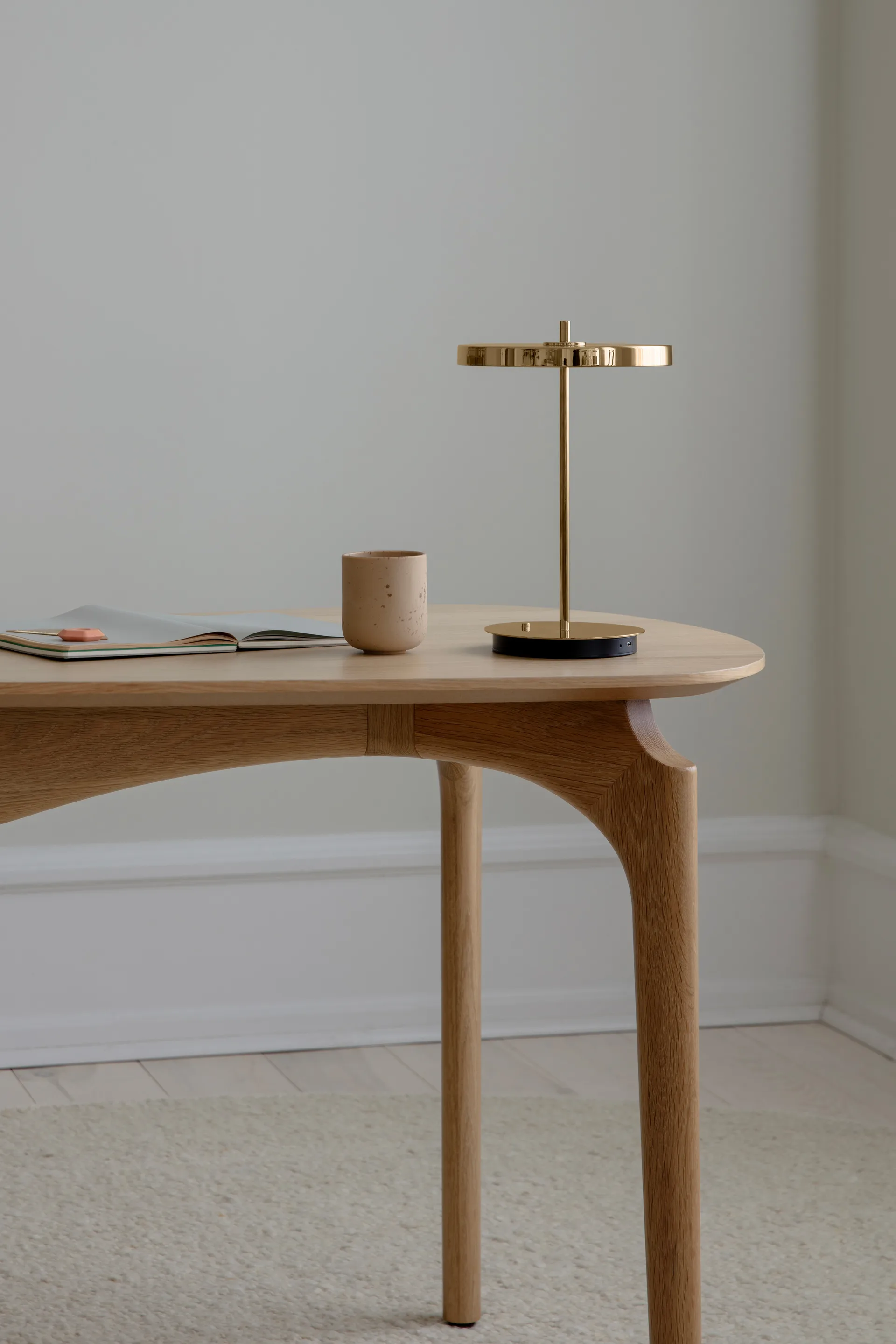 Asteria Move bordslampa, Polished brass Umage