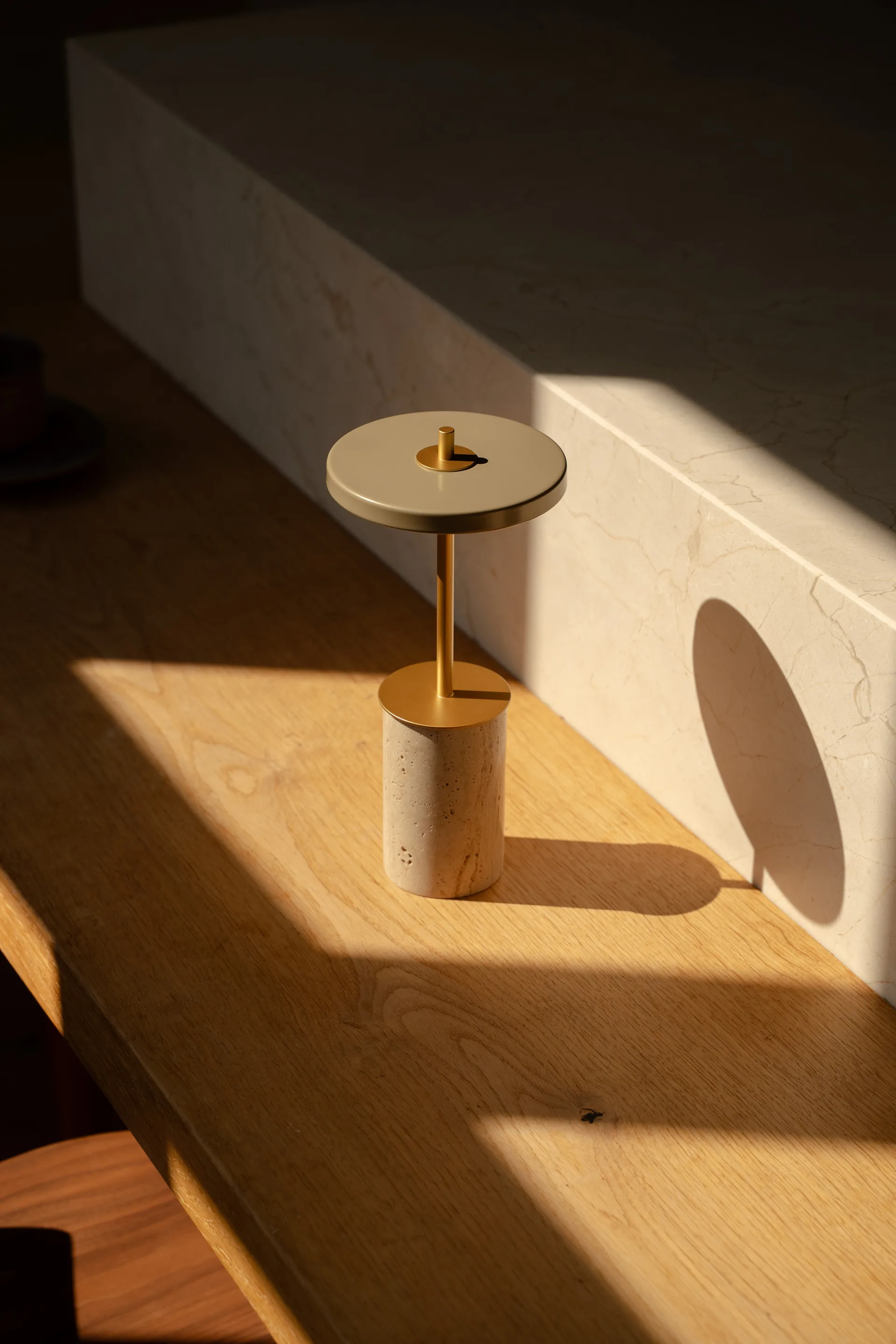 Asteria Move Mini Tischleuchte Ø12x25,5 cm, Clay Travertine-brass Umage