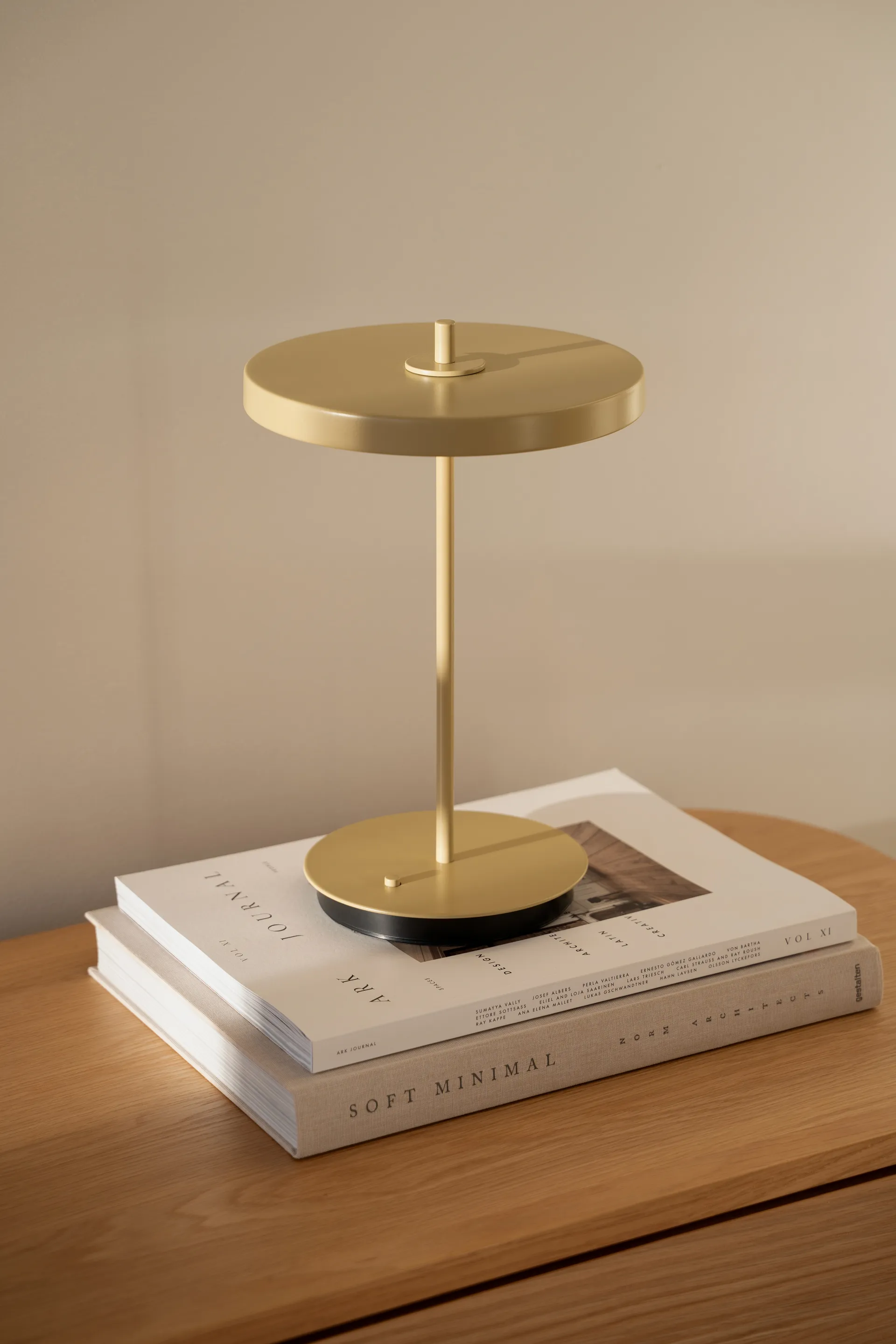 Asteria Move portable table lamp, Monochrome-butter yellow Umage