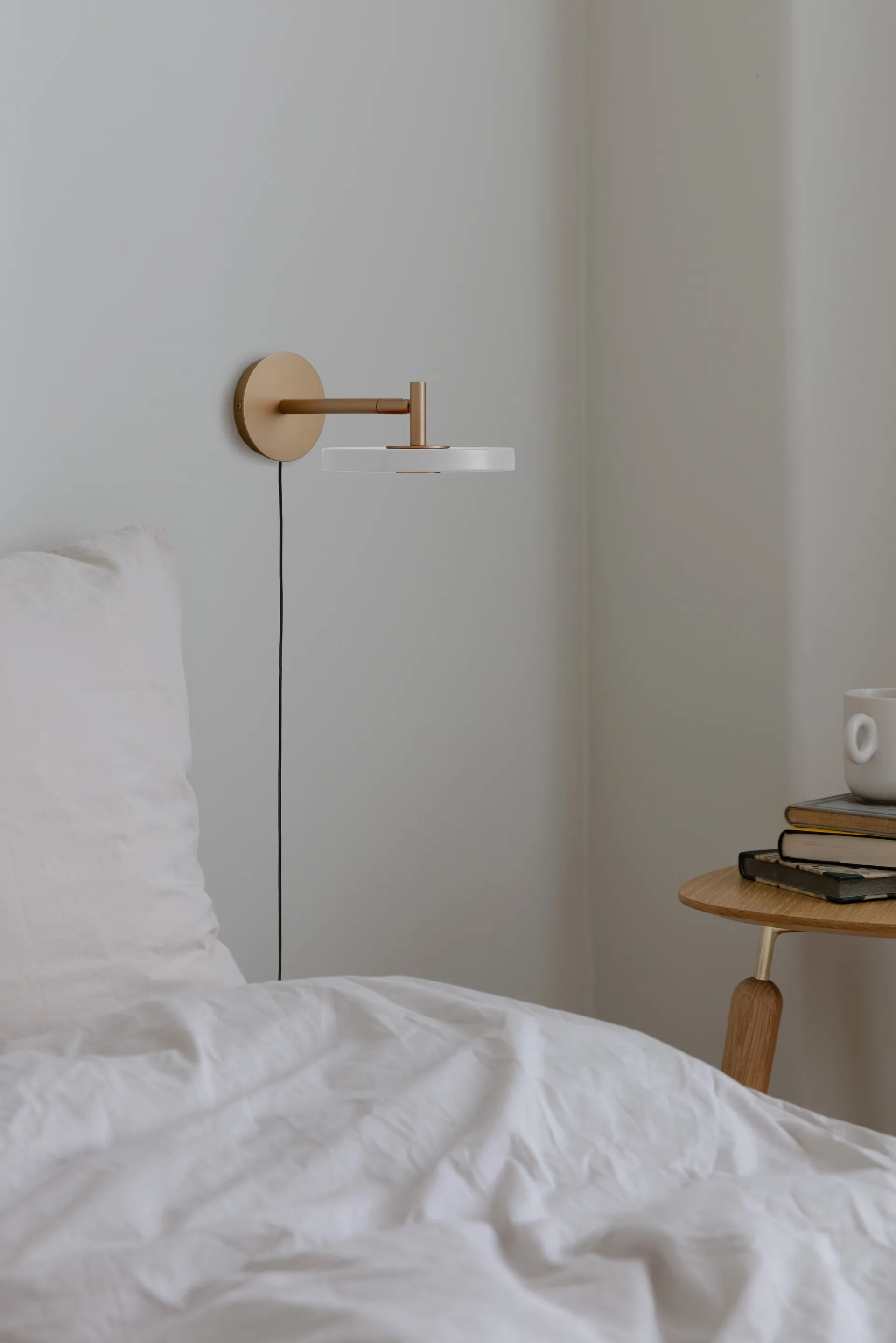 Asteria Wall short wall lamp, Pearl white Umage
