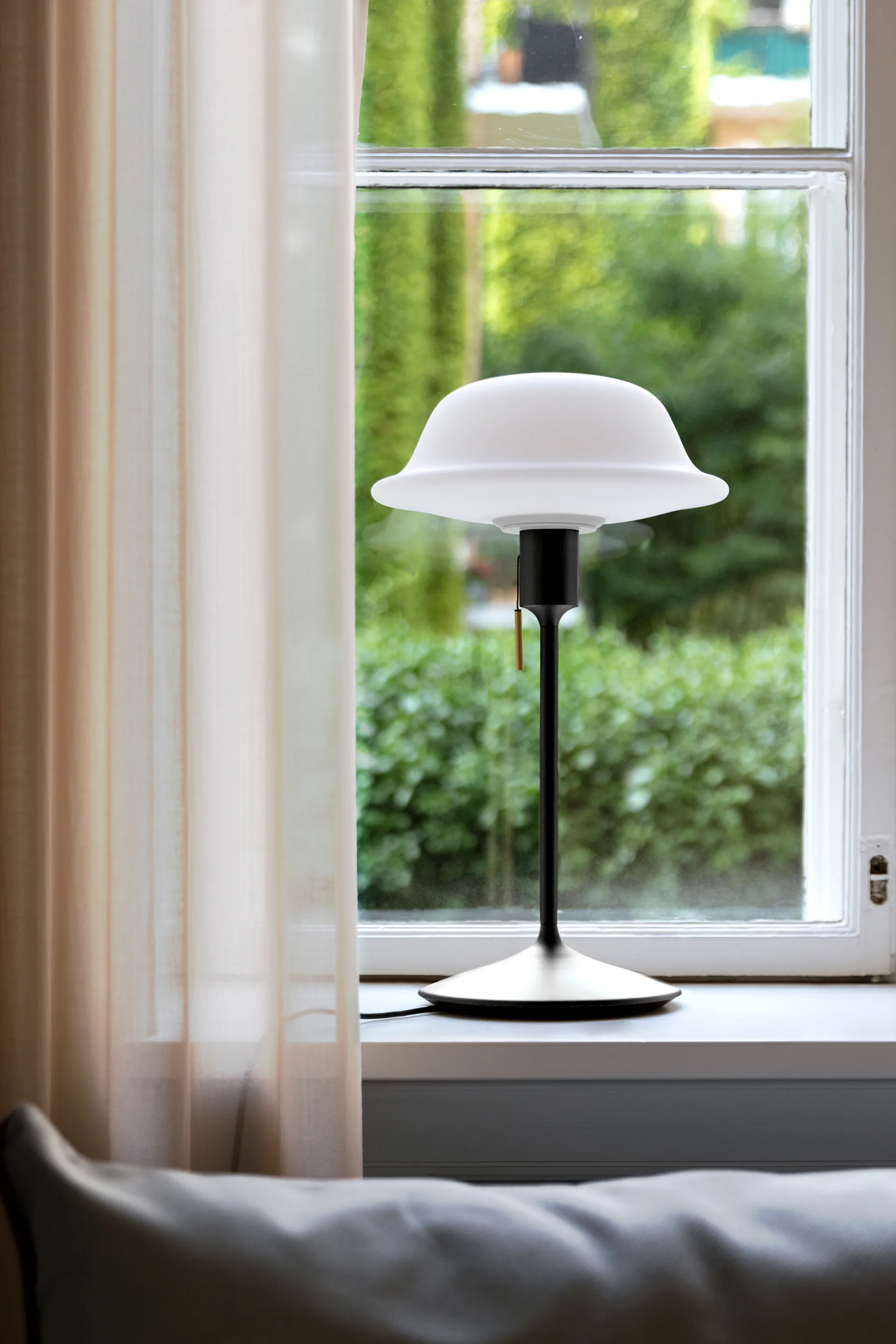 Butler table lamp, White-Black Umage