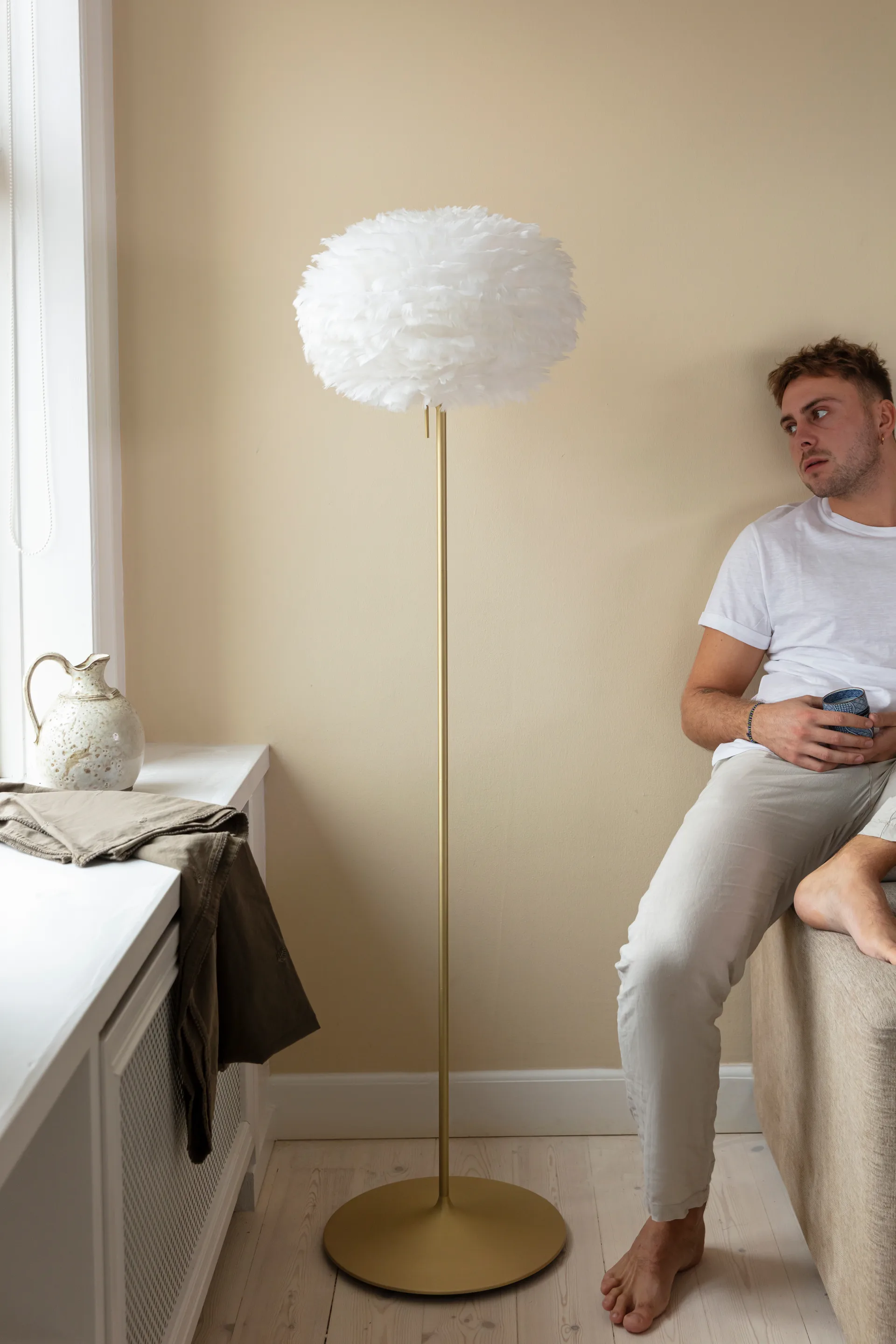 Eos Stehleuchte medium, Weiß-Bürstete Messing Umage