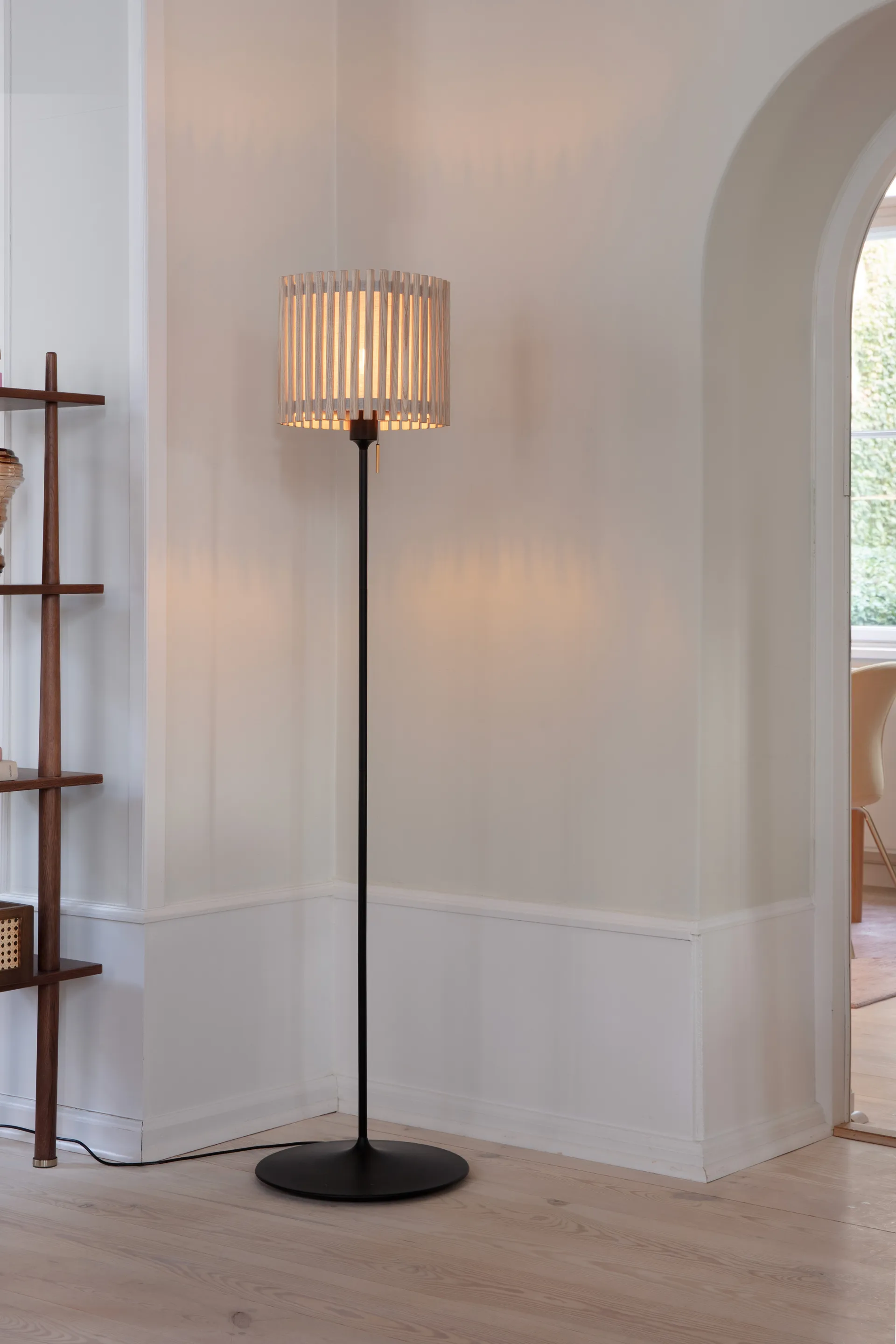 Komorebi floor lamp medium, Circle oak-black Umage