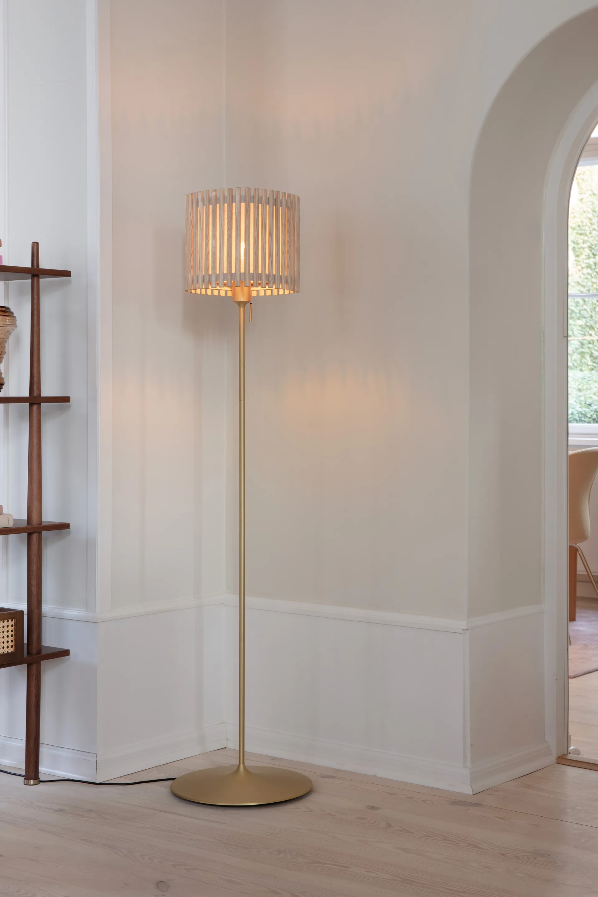 Komorebi floor lamp medium, Square oak-Brushed brass Umage